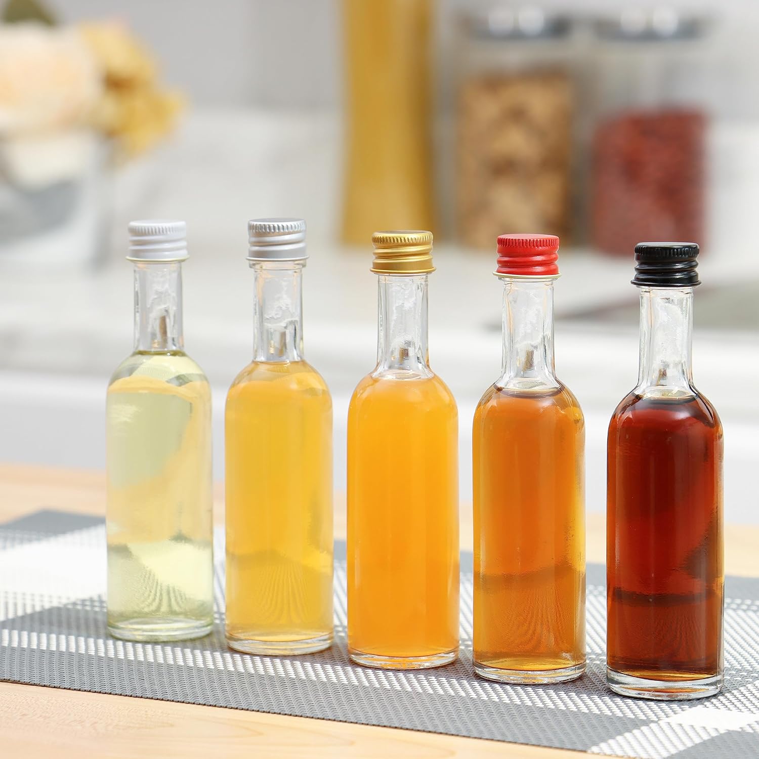 Mini botellas de vidrio de 1.7 fl oz con tapas de aluminio y termorretráctiles, paquete de 24 tapas rojas, para salsa de licor, bebidas, muestras de
