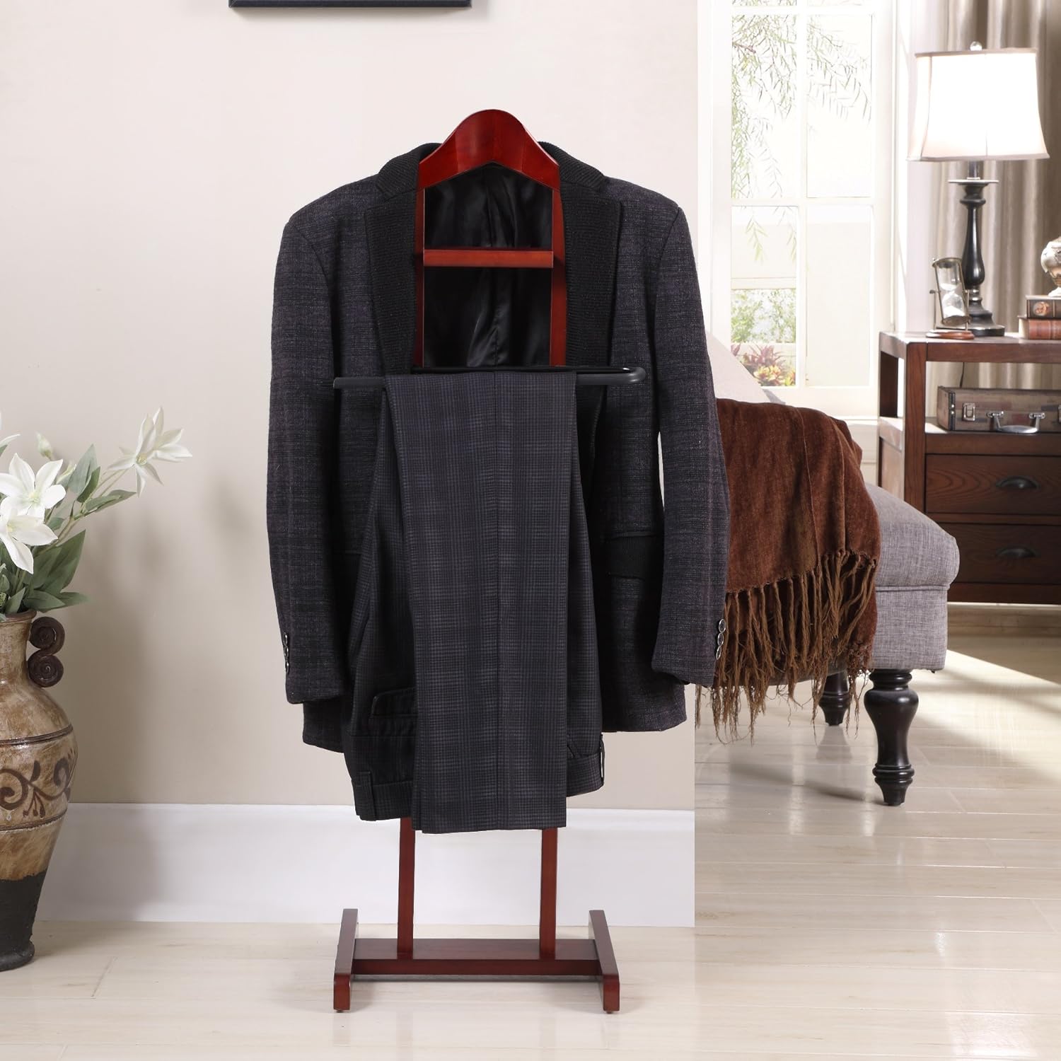 Proman Products Lancaster VL36141 – Soporte de valet para traje con bandeja, colgador de contorno, barra para pantalones, 17 pulgadas de ancho x 12
