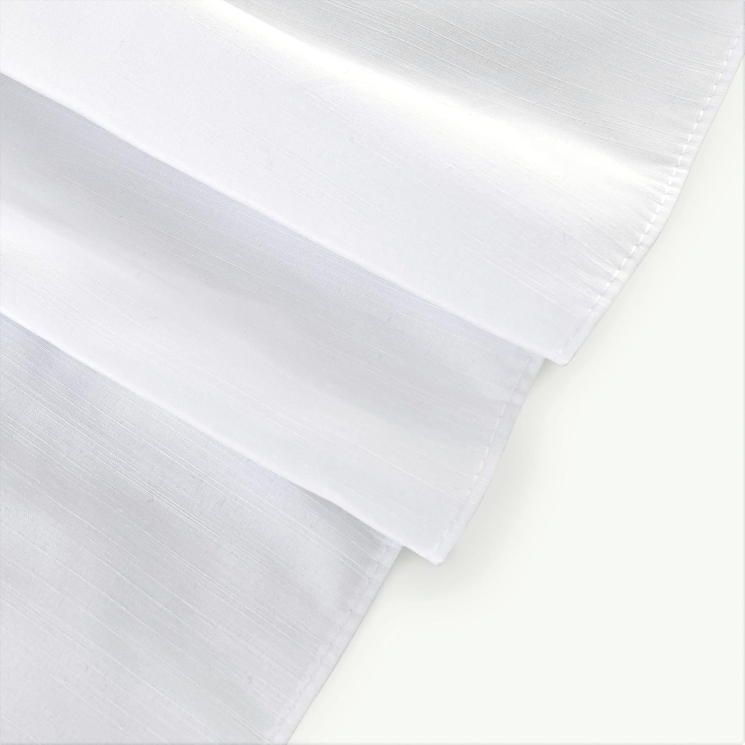 Biscaynebay Faldas de cama envolventes para camas tamaño matrimonial y matrimonial XL de 17 pulgadas de caída, volantes elásticos ajustables blancos