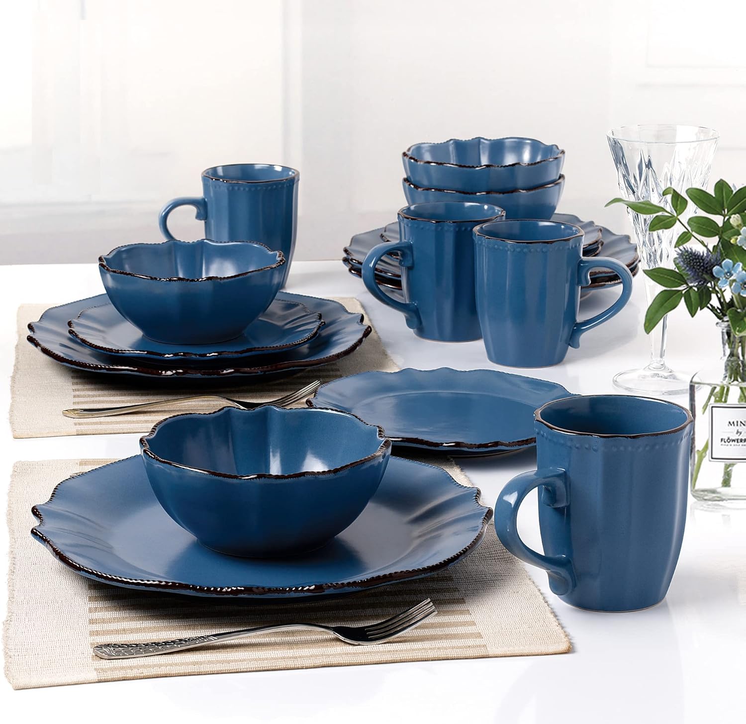 Lorren Home Trends Vajilla azul Yale de 16 piezas con borde festoneado