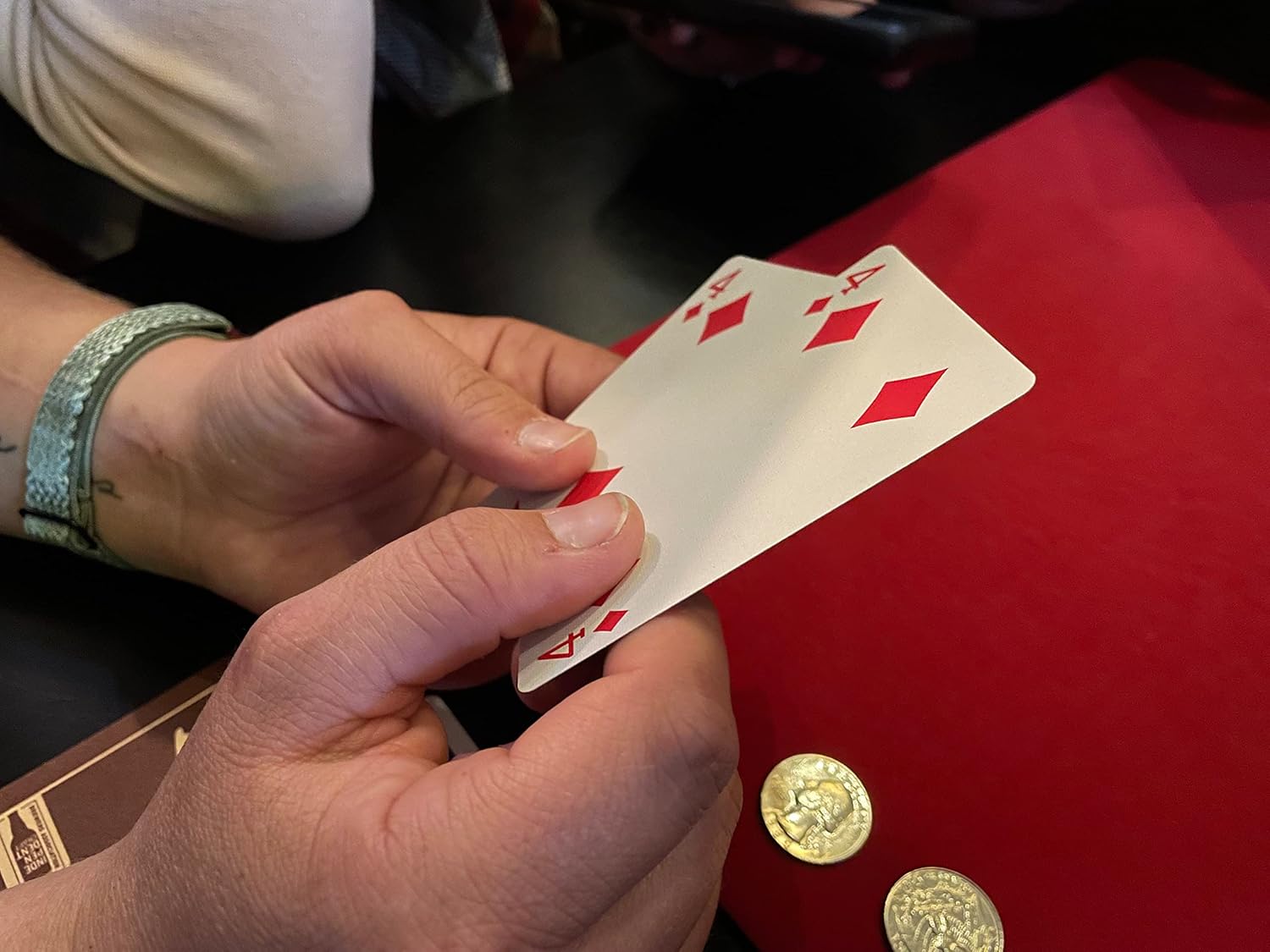Ted’s Sterling Magic Bicicleta Svengali Deck Trick en la parte trasera roja, traje de diamantes, elige tu tarjeta de fuerza (Queen)