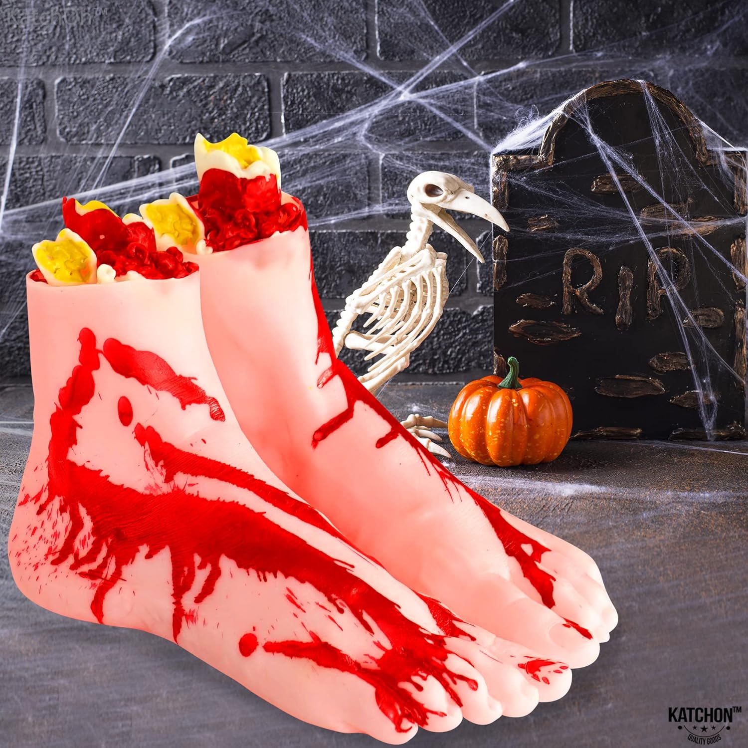 KatchOn, Pies falsos realistas de Halloween, tamaño estándar, pies sangrientos para decoración de fiesta de Halloween, accesorios de pies de