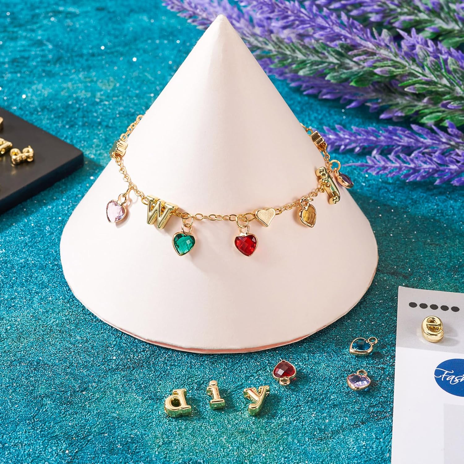 Cheriswelry Juego de 50 piezas de joyería de piedra natal con forma de corazón, dijes de cristal de aleación de letra A  Z, cuentas de latón, flores