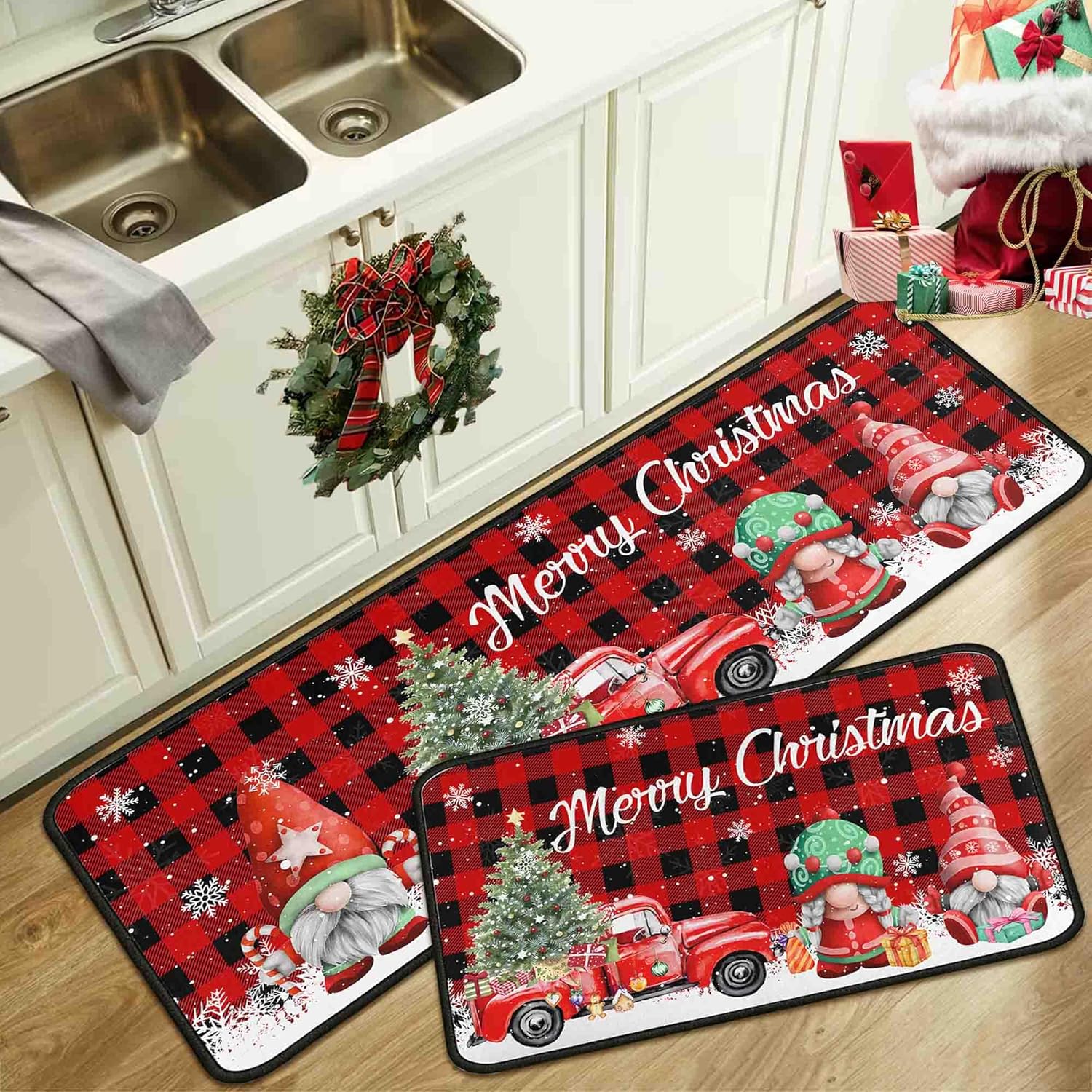 Juego de 2 alfombras y tapetes de cocina de Navidad con diseño de camión rojo a cuadros de búfalo, gnomos de árbol de Navidad, nieve, invierno,