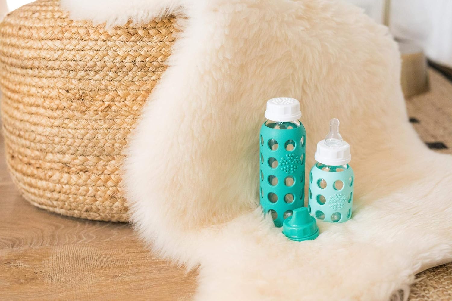 Lifefactory Botella de agua de vidrio sin BPA de 9 onzas con tapa plana y funda de silicona, uva