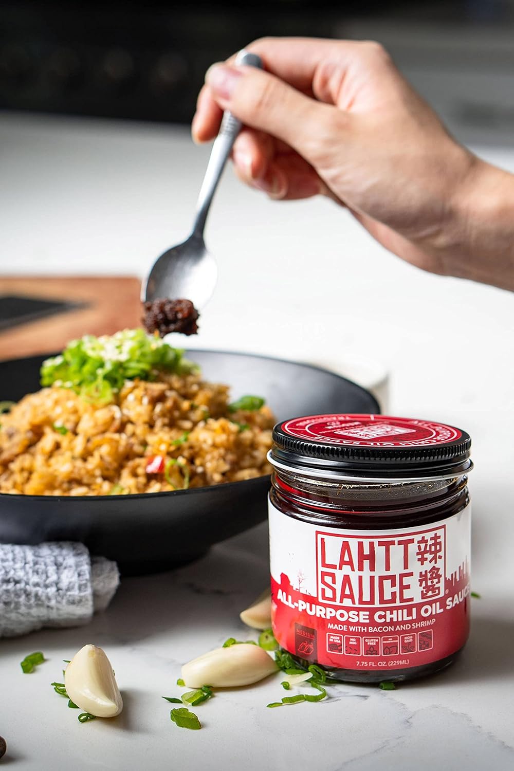 Lahtt Sauce Aceite de chile multiusos prémium (tradicional) hecho con tocino y camarones, calor medio, ingredientes simples y naturales sin OMG, sin