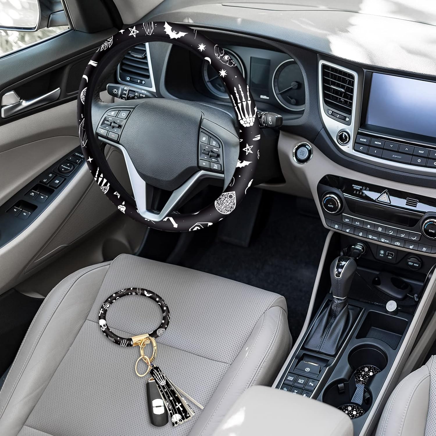 Juego de 4 accesorios para automóvil con estampado de lunas negras y estrellas blancas con 2 portavasos y llavero de cuero para camión SUV (patrón