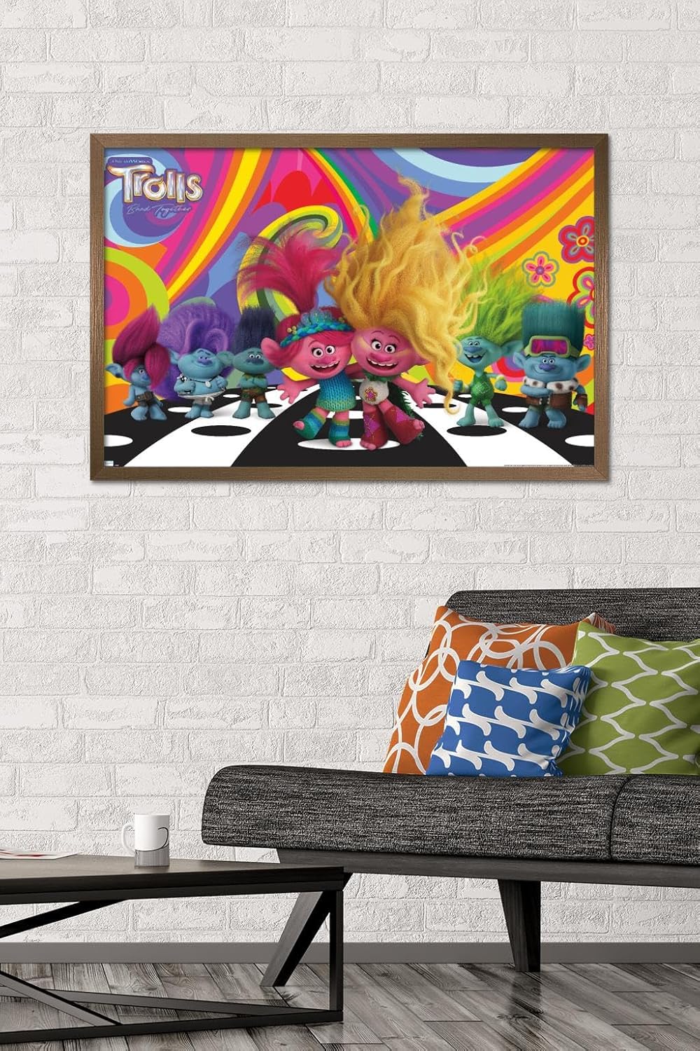 Trends International Trolls Band Together – Póster de pared del universo, 22.37 x 34.00 pulgadas, versión enmarcada en bronce