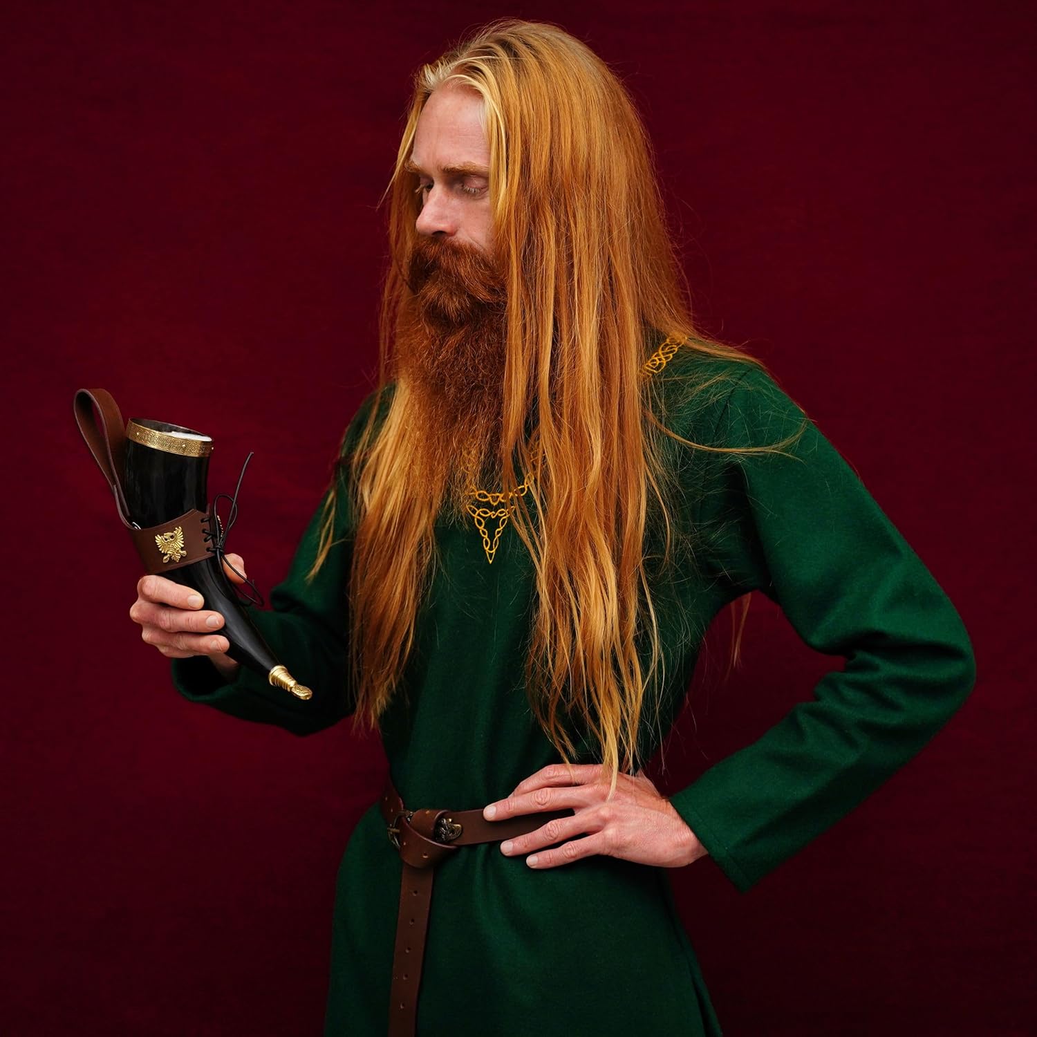 Mythrojan The Bird of Prey – Cuerno vikingo con soporte de cuero marrón, auténtica taza de vino vikingohidromiel inspirada en la Edad Media, acabado