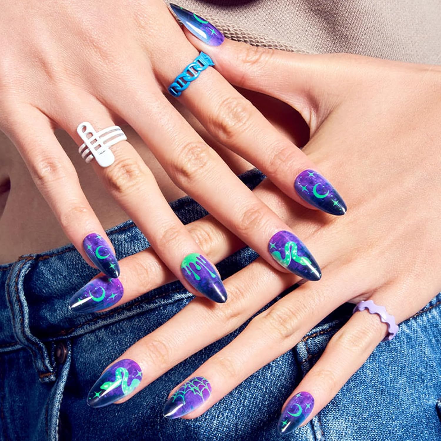 GLAMERMAID Galaxy – Uñas postizas a presión negras medianas, uñas postizas de almendra, color morado oscuro, con diseño de serpiente verde, juego de