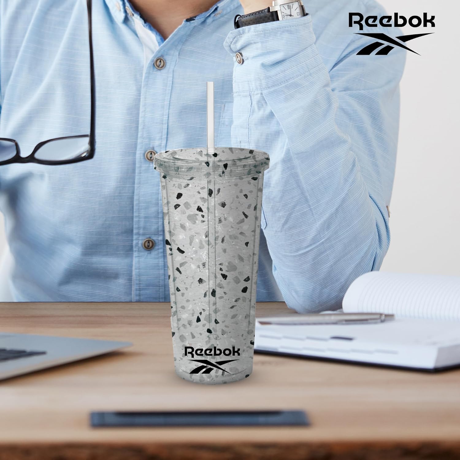 Reebok Lifestyle – Vasos de plástico reutilizables con textura de terrazo prémium con tapa y pajilla, para café de viaje, a prueba de fugas, sin BPA