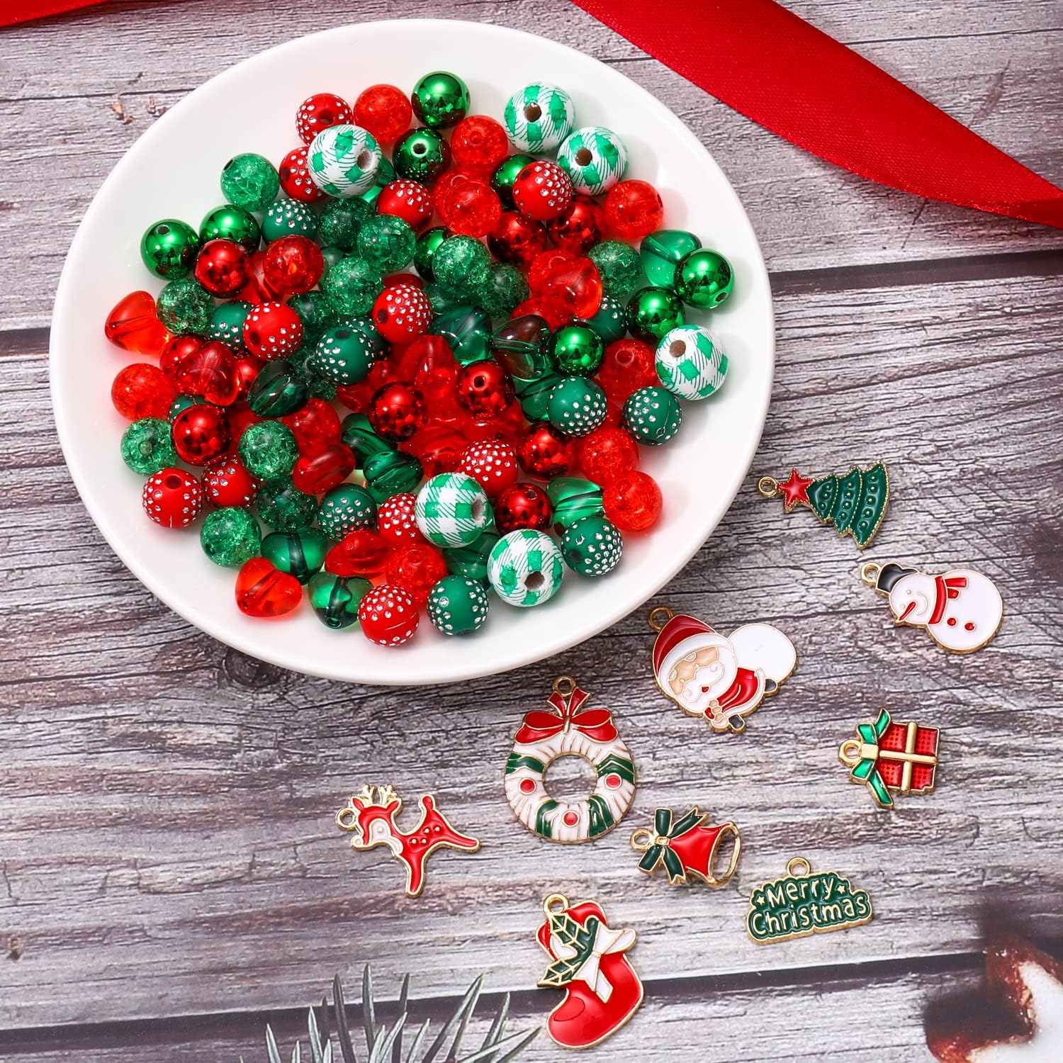 Más de 2465 cuentas de Navidad para fabricación de joyas, perlas Heishi rojas y verdes, cuentas sueltas redondas con árbol de Navidad, caja de