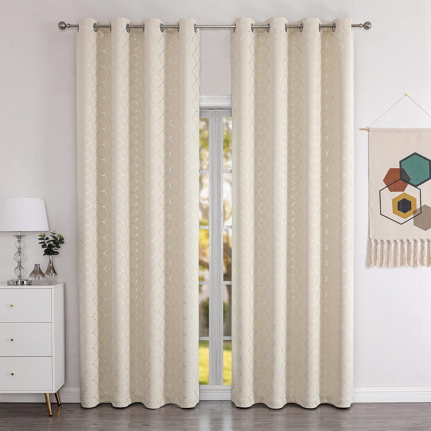 Enactex Cortinas 100% opacas completas de 63 pulgadas de largo, con aislamiento térmico, color beige, con patrón geométrico plateado metálico,