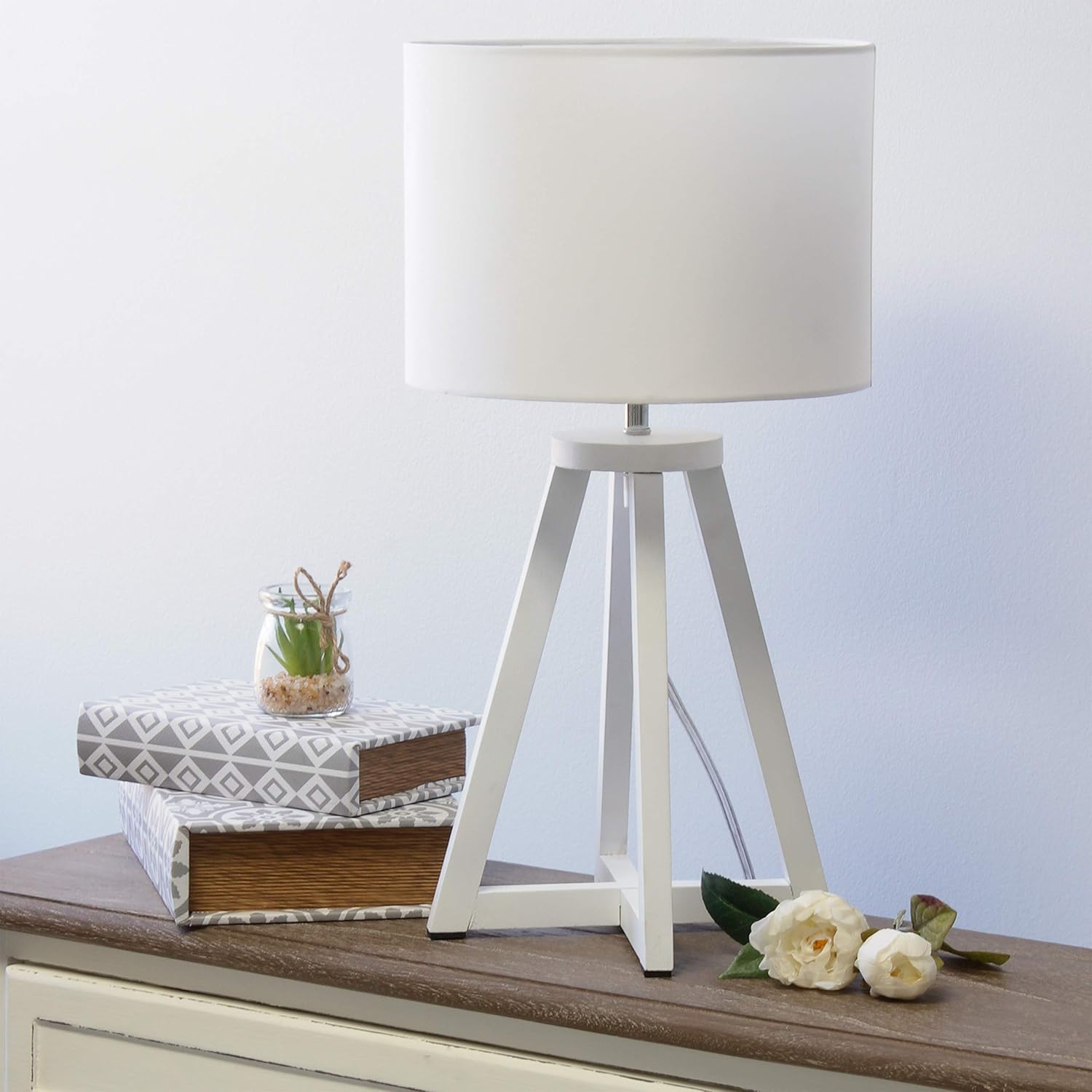Simple Designs LT1069-WOW – Lámpara de mesa triangular entrelazada de tela de madera, color blanco y blanco