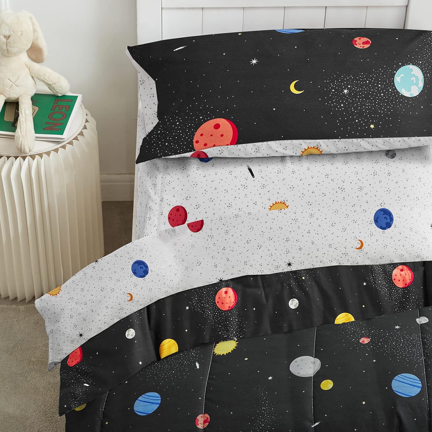 UOZZI BEDDING Juego de ropa de cama de 4 piezas para niños pequeños, estilo espacial negro con estrellas y planetas, color negro, lindo incluye