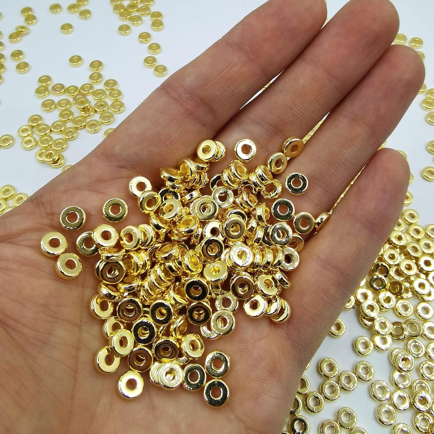 Amaney – 500 cuentas espaciadoras redondas planas doradas de 0.236 pulgadas (0.236 in), cuentas de disco sueltas para hacer joyas para manualidades,