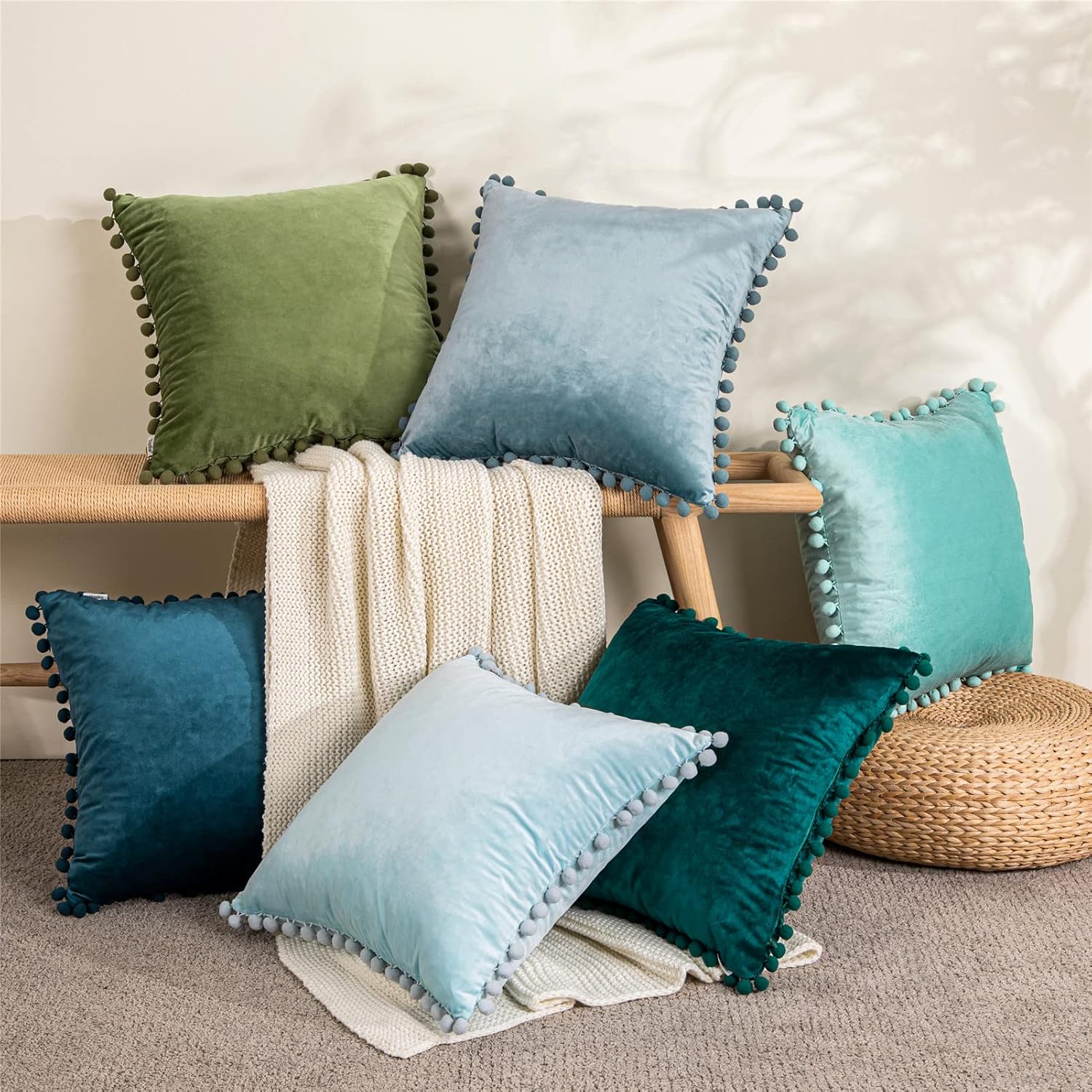 Top Finel juego de 2fundas de almohada decorativas con pompones, de terciopelo suave, lisas, para el sofá y la cama, 20 x 20pulgadas, verde azulado