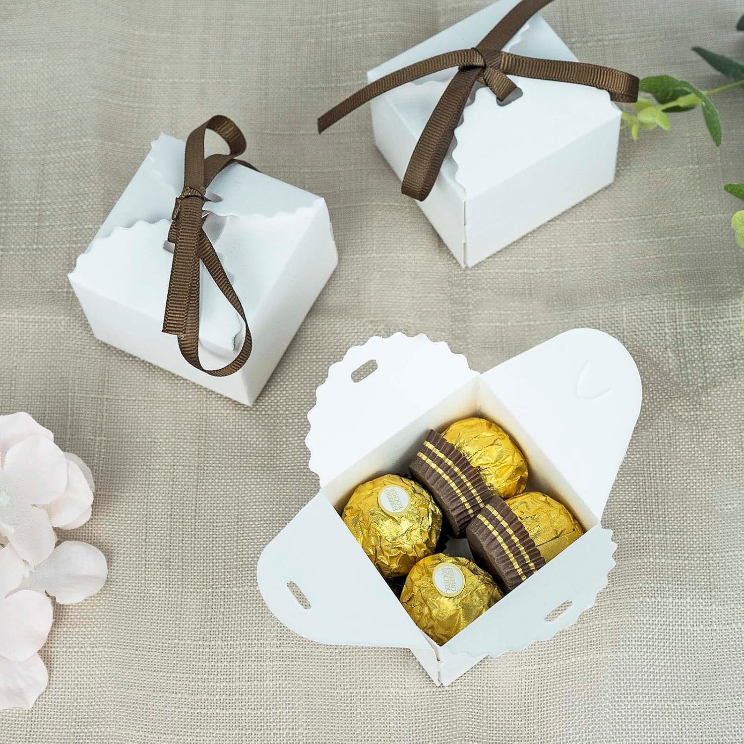 Efavormart – Paquete de 25 cajas de regalo con borde festoneado blanco, cajas de regalo de dulces para fiesta de boda con cintas de grogrén – 2.5 x
