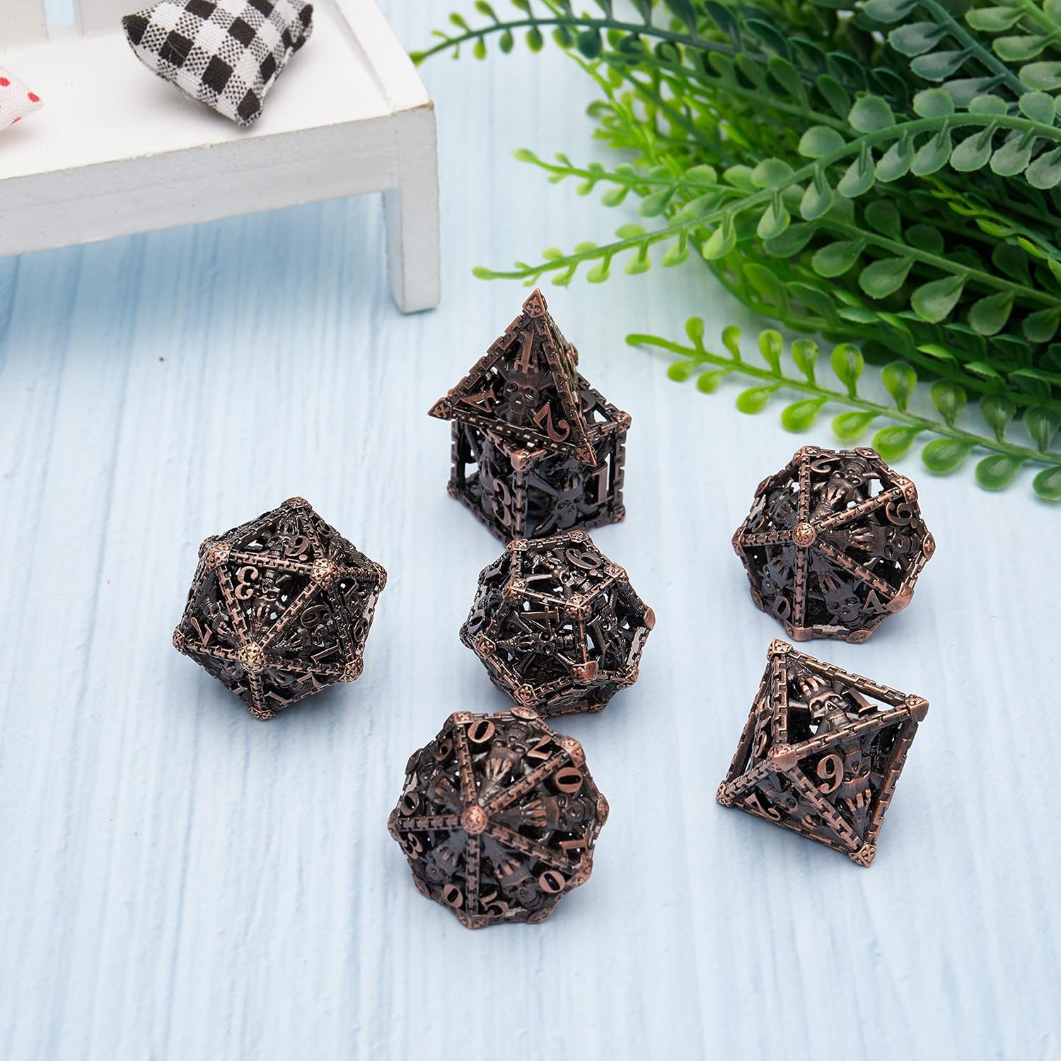 Tbrand Juego de dados de metal, dados de metal de calavera poliédricos huecos adecuados para juegos de rol de Calabozos y Dragones, cobre rojo