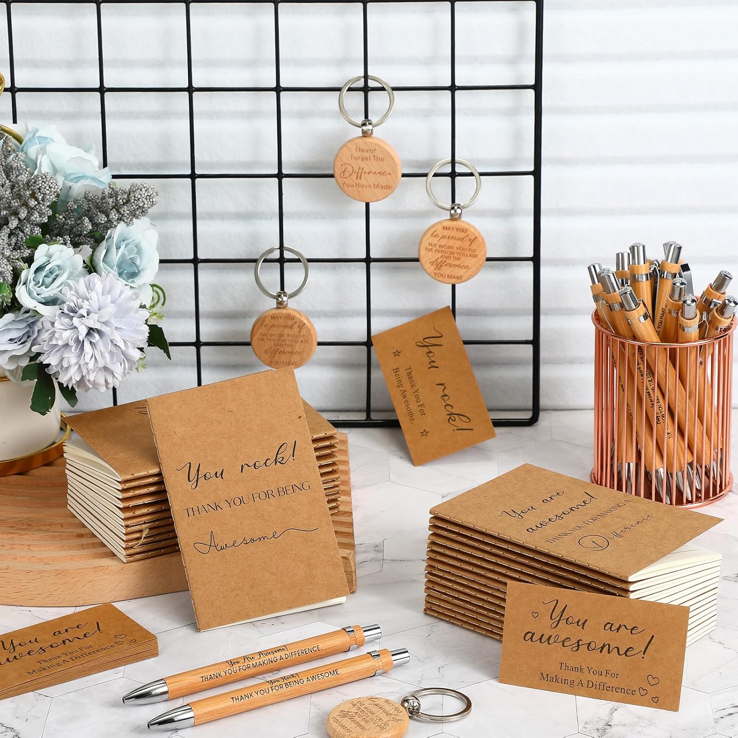 SATINIOR Regalos de agradecimiento para empleados, bolígrafos retráctiles de bambú retráctiles, llaveros inspiradores de madera, cuadernos de papel