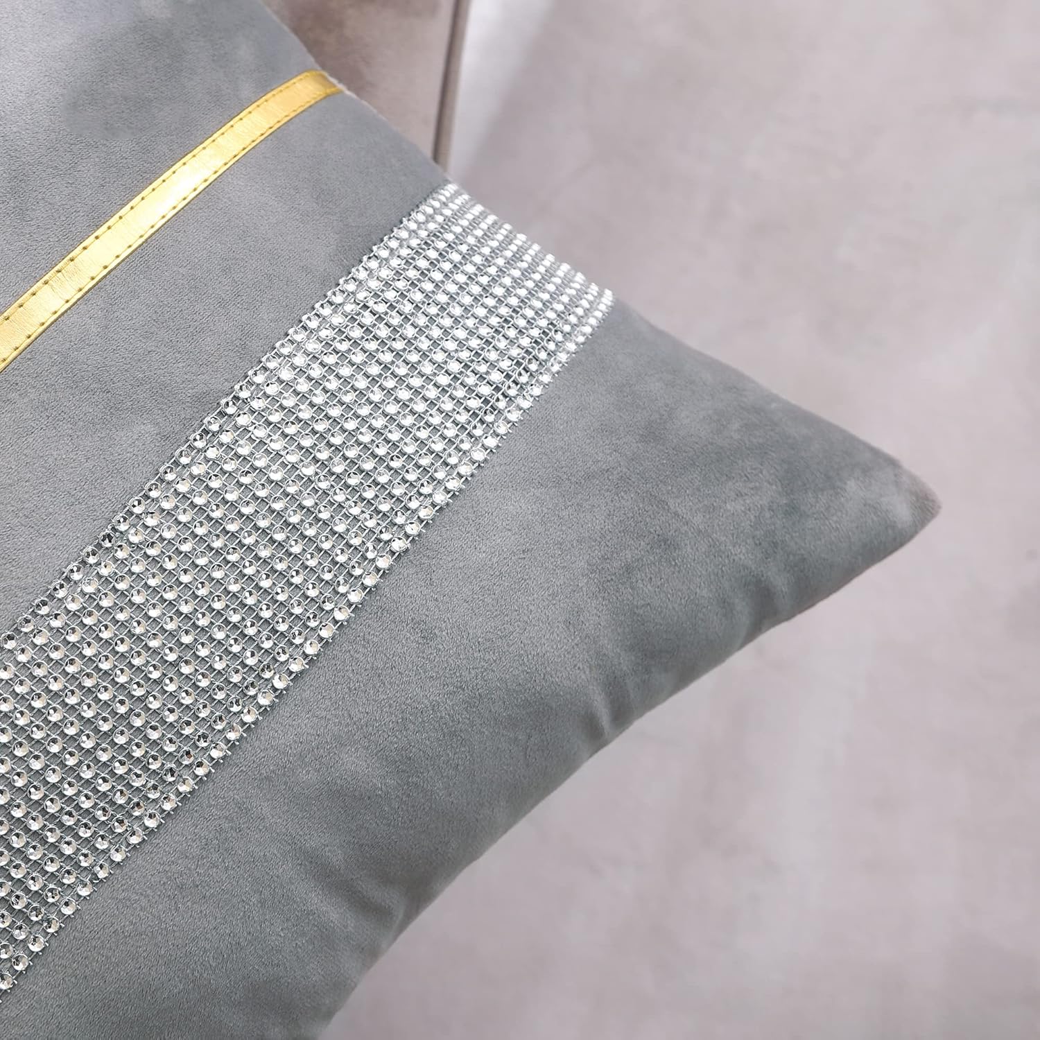 Tosleo Fundas de almohada de terciopelo gris de 20 x 20 pulgadas, paquete de 2 con diamantes brillantes a rayas doradas de cuero dorado, fundas de
