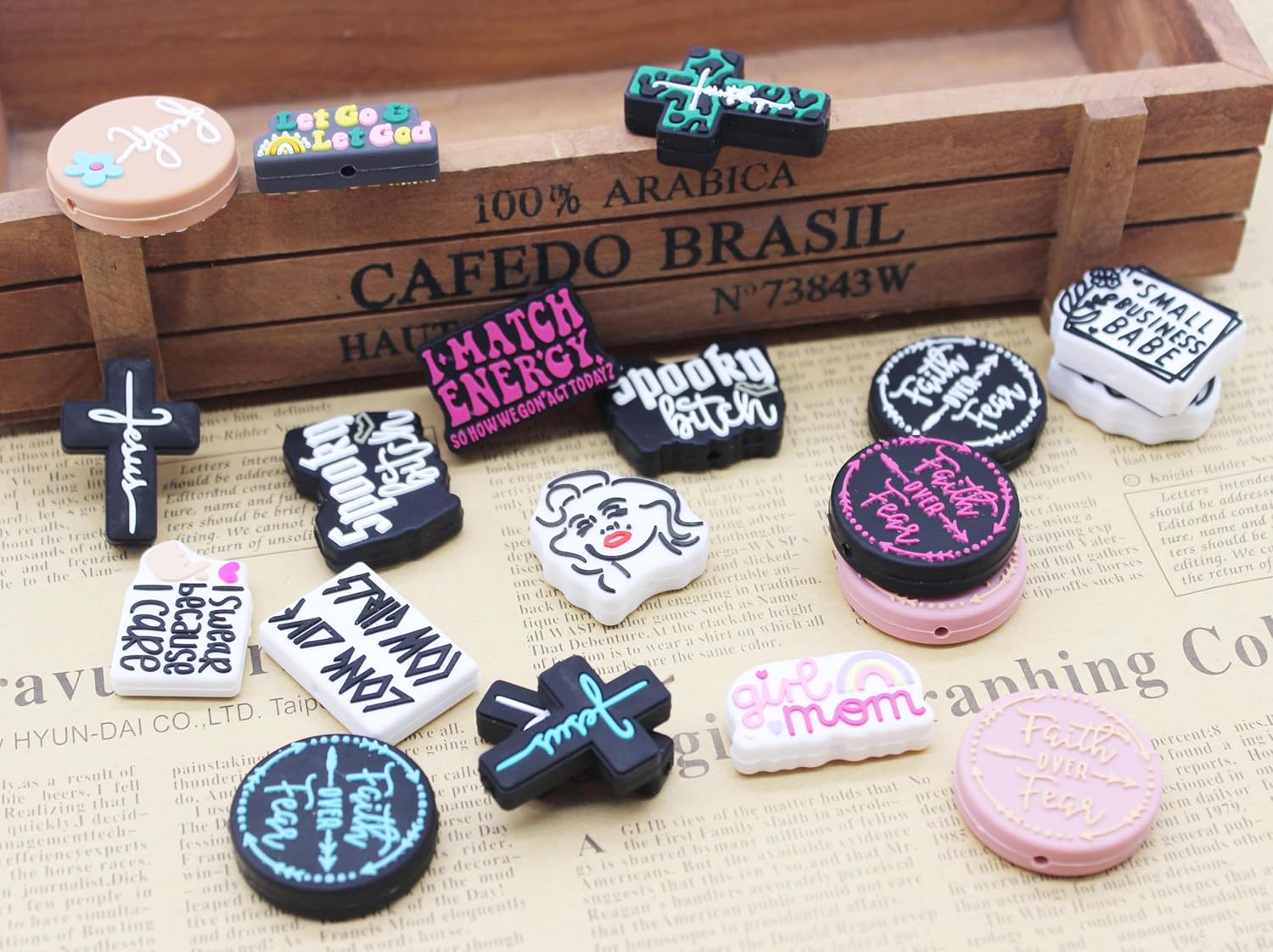 Decoendiy 20 cuentas focales sueltas de silicona, cuentas en forma de calavera de cruz de Halloween, cuentas impresas de letras del alfabeto de