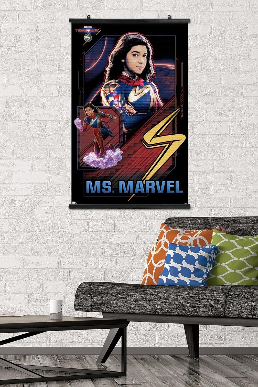 Trends International Marvel The Marvels – Póster de pared de Ms. Marvel, 22.37 x 34.00 pulgadas, paquete de póster y clip prémium