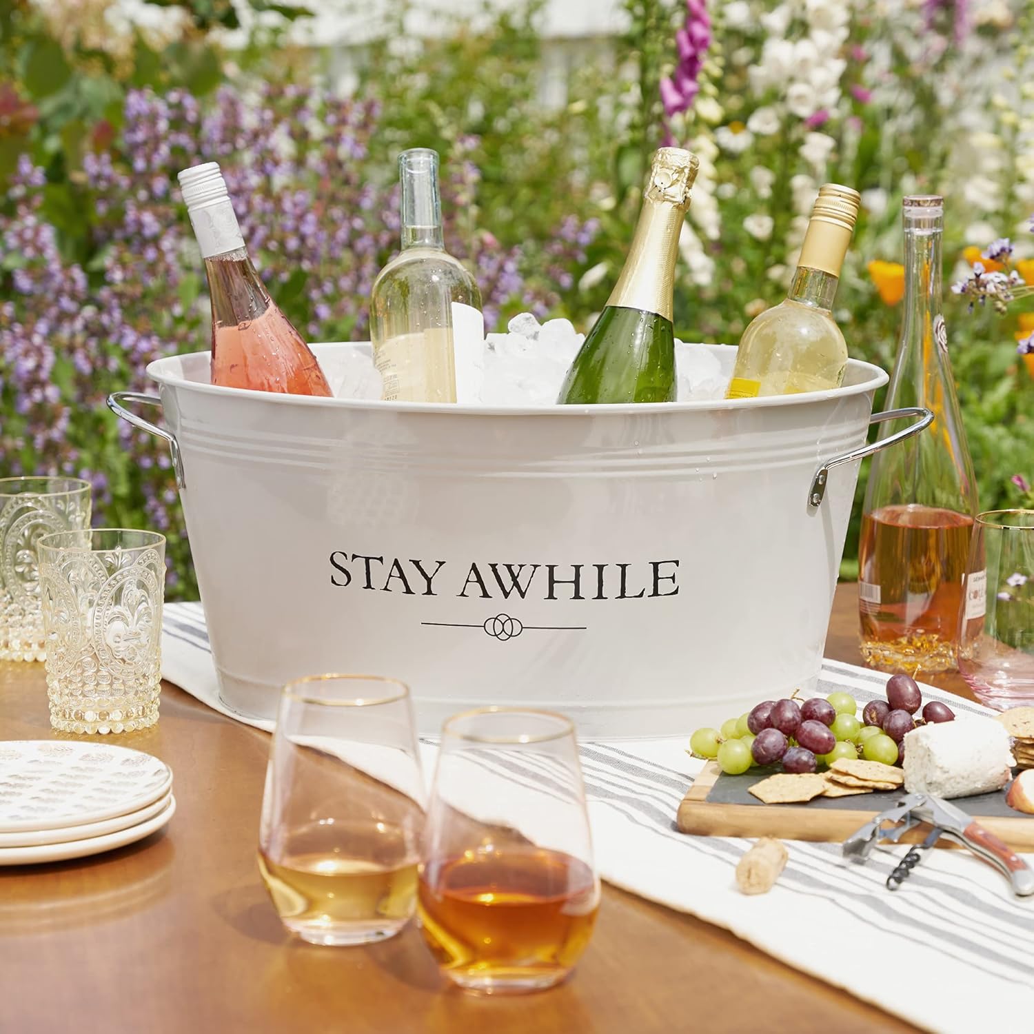 Twine Stay Awhile Cubo de hielo galvanizado pintado blanco y bañera de metal, bañera de hielo para bebidas para fiestas en capacidad de 6.3 galones