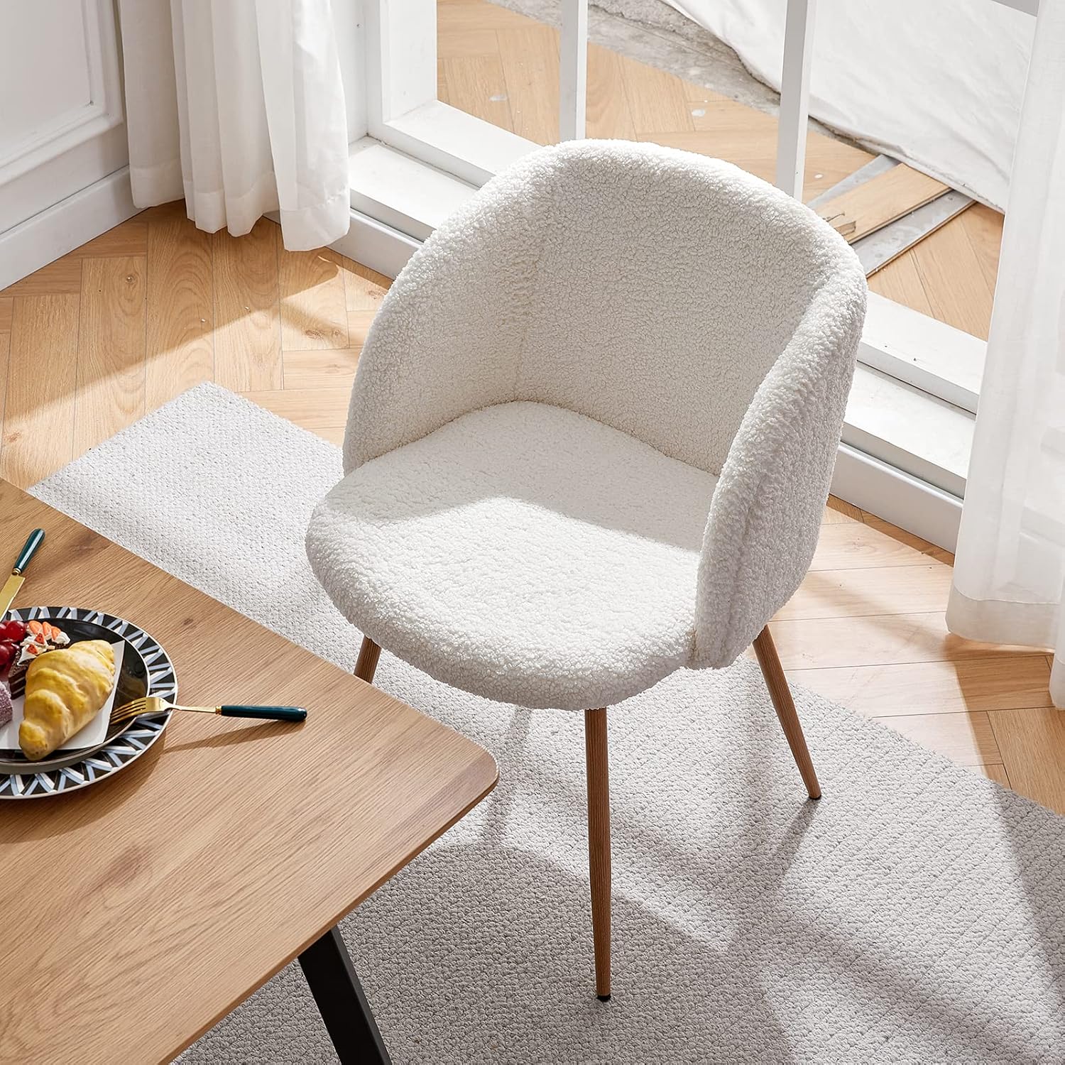 Homtique Juego de 2 sillas de comedor modernas, silla decorativa tapizada de sherpa, silla de ocio con reposabrazos y patas de metal de grano de