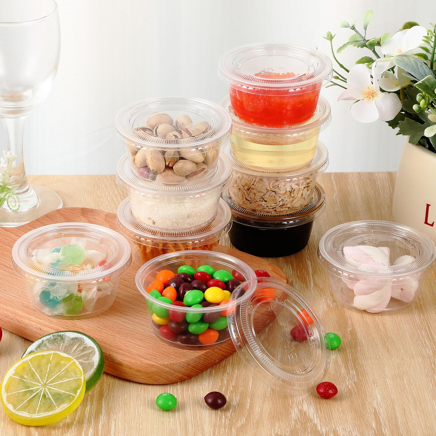Juego de 2000 vasos de plástico para porciones con tapas, recipientes pequeños de plástico transparente apilables, vasos herméticos para