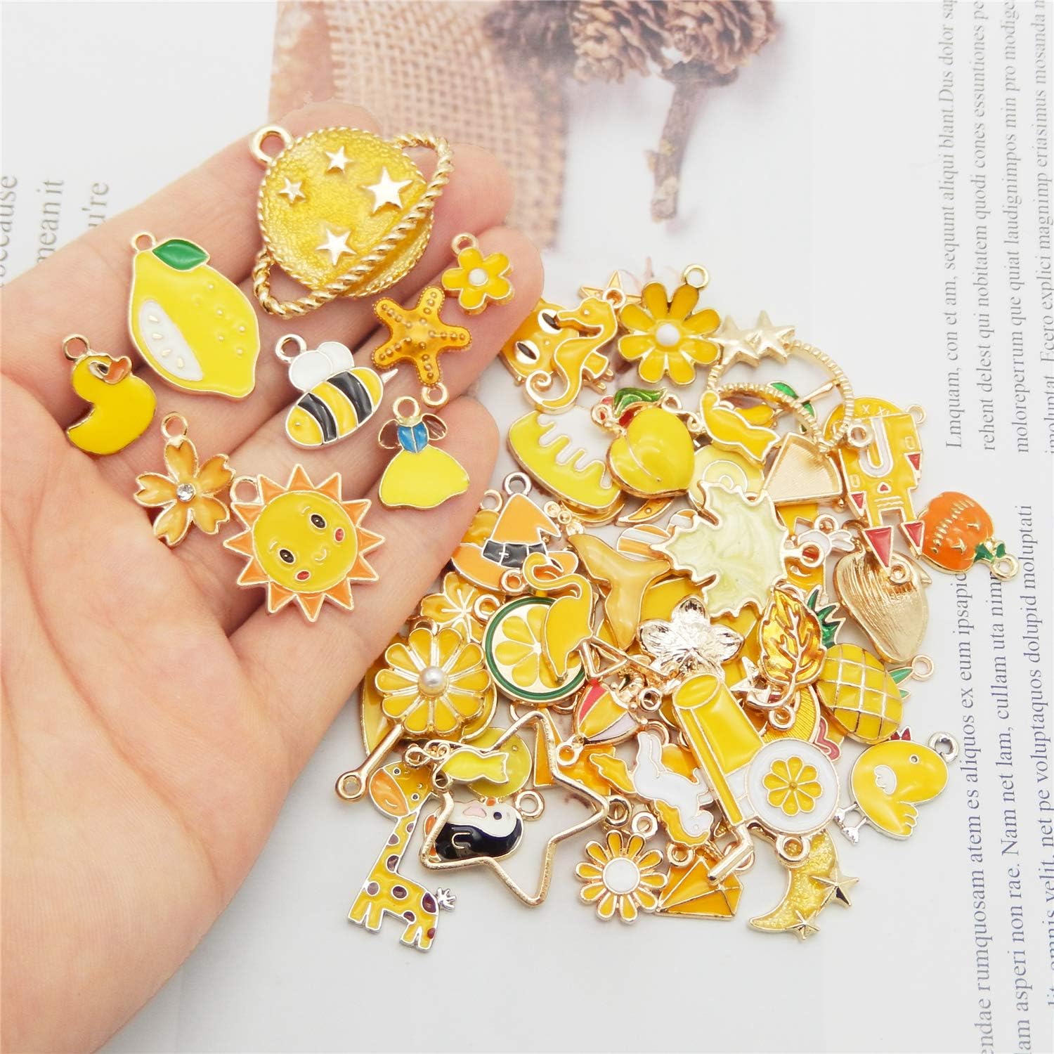 JJG 40 piezas (20 pares) surtidos chapados en oro esmaltados de animales frutales, luna, estrella, delicados, colgantes, flores, colgantes para