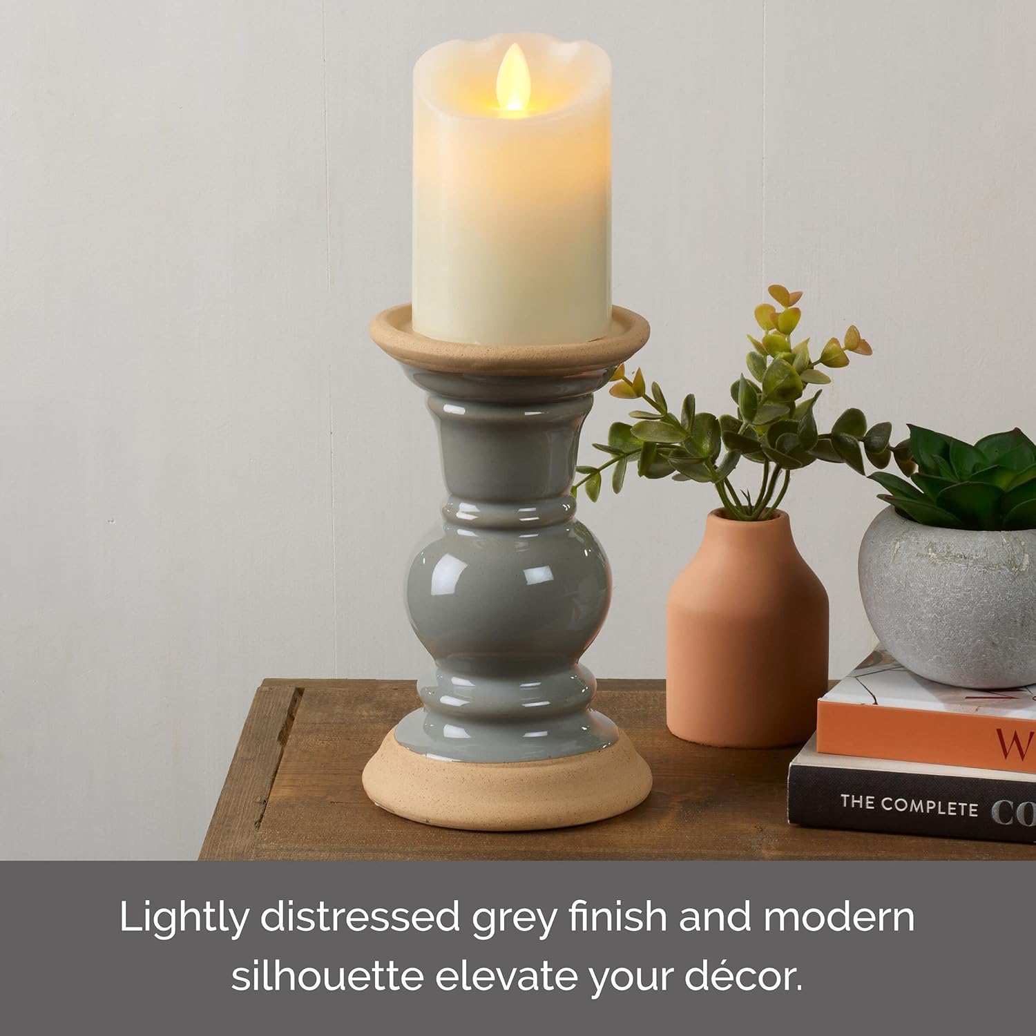 Elements Portavelas de cerámica gris de 4.29 x 4.29 x 7.13 pulgadas, acabado ligeramente envejecido, para uso con velas de pilar sin llama o cera de