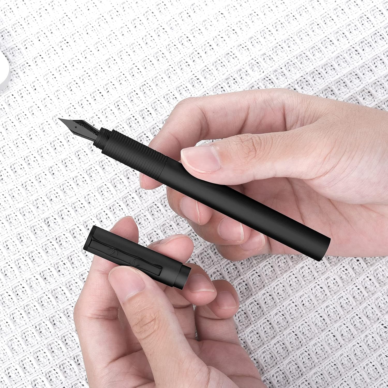 Hongdian H3 – Pluma estilográfica de aluminio negro con punta extrafina, tapa de rosca con clip de bambú