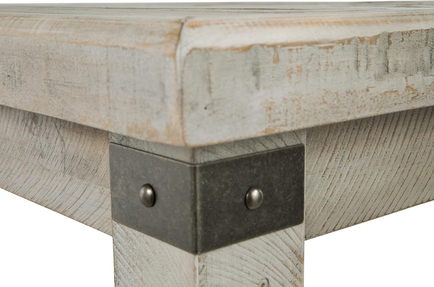 Signature Design by Ashley Carynhurst Farmhouse – Mesa auxiliar rectangular con estante inferior, 2 tomas eléctricas y 2 puertos USB, color blanco