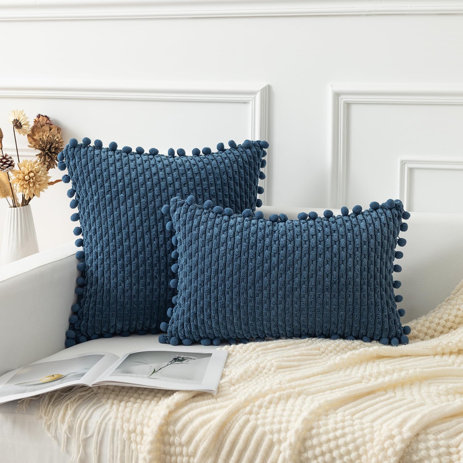 Kevin Textile – Juego de 2 fundas de almohada decorativas de pana azul, con pompones, suaves, bohemias, a rayas, decoración moderna para el hogar,