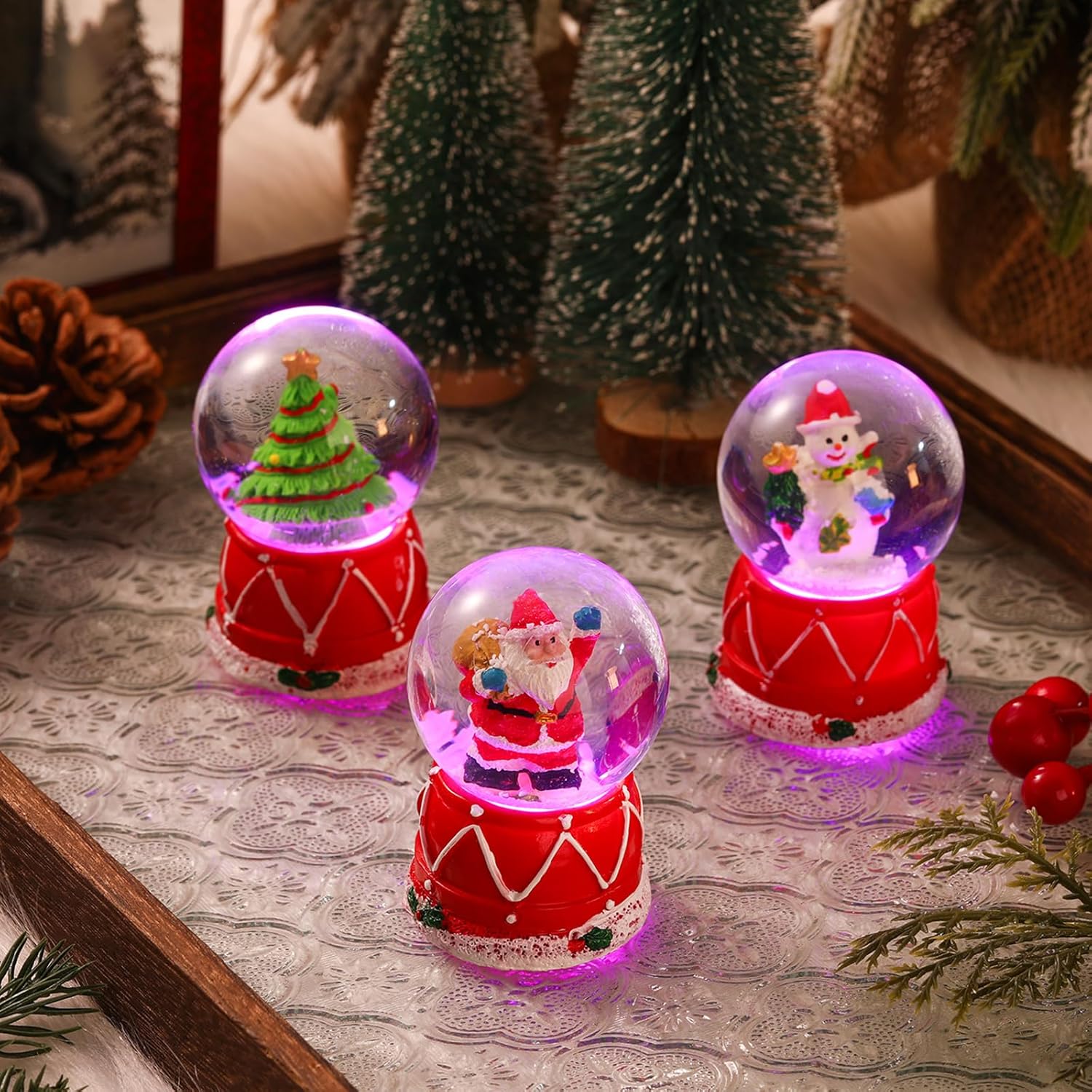 Hiboom 3 globos de nieve pequeños de Navidad, luces LED, árbol de Navidad de Papá Noel y muñeco de nieve, bolas de cristal ligeras, alimentadas con
