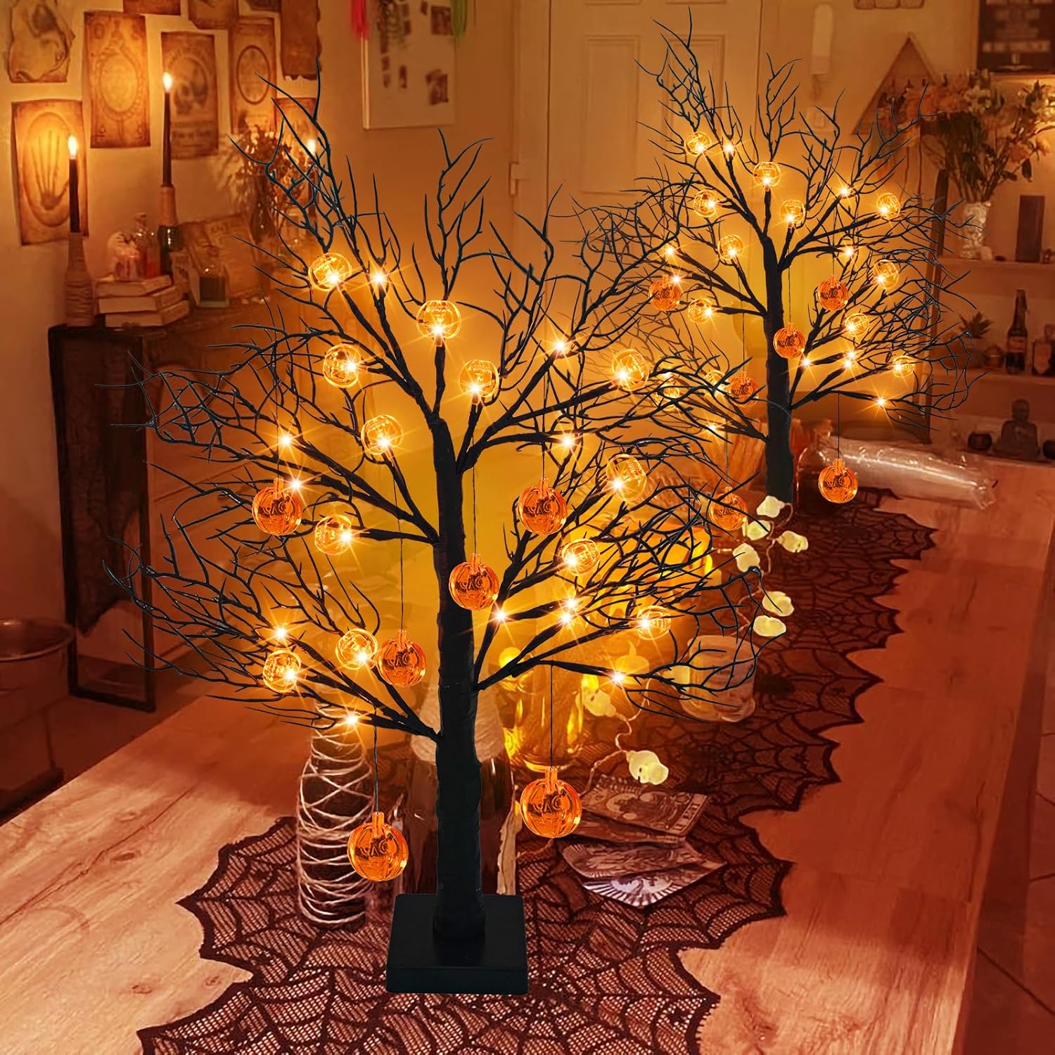 Paquete de 2 árboles negros de Halloween de 24 pulgadas con temporizador, árbol de mesa iluminado con pilas de 24 luces LED con 12 luces naranja
