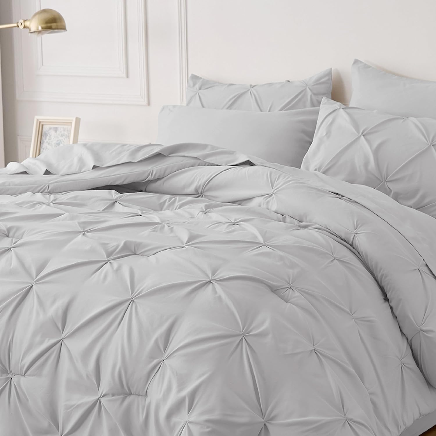 Bedsure Juego de edredón gris claro tamaño King  Juego de ropa de cama King de 7 piezas, ropa de cama con pintuck en una bolsa, juego de cama verde