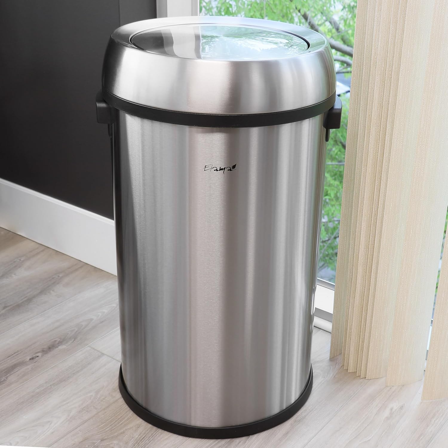 Elama Cubo de basura cilíndrico de acero inoxidable con tapa oscilante de 17 galones de 65 litros