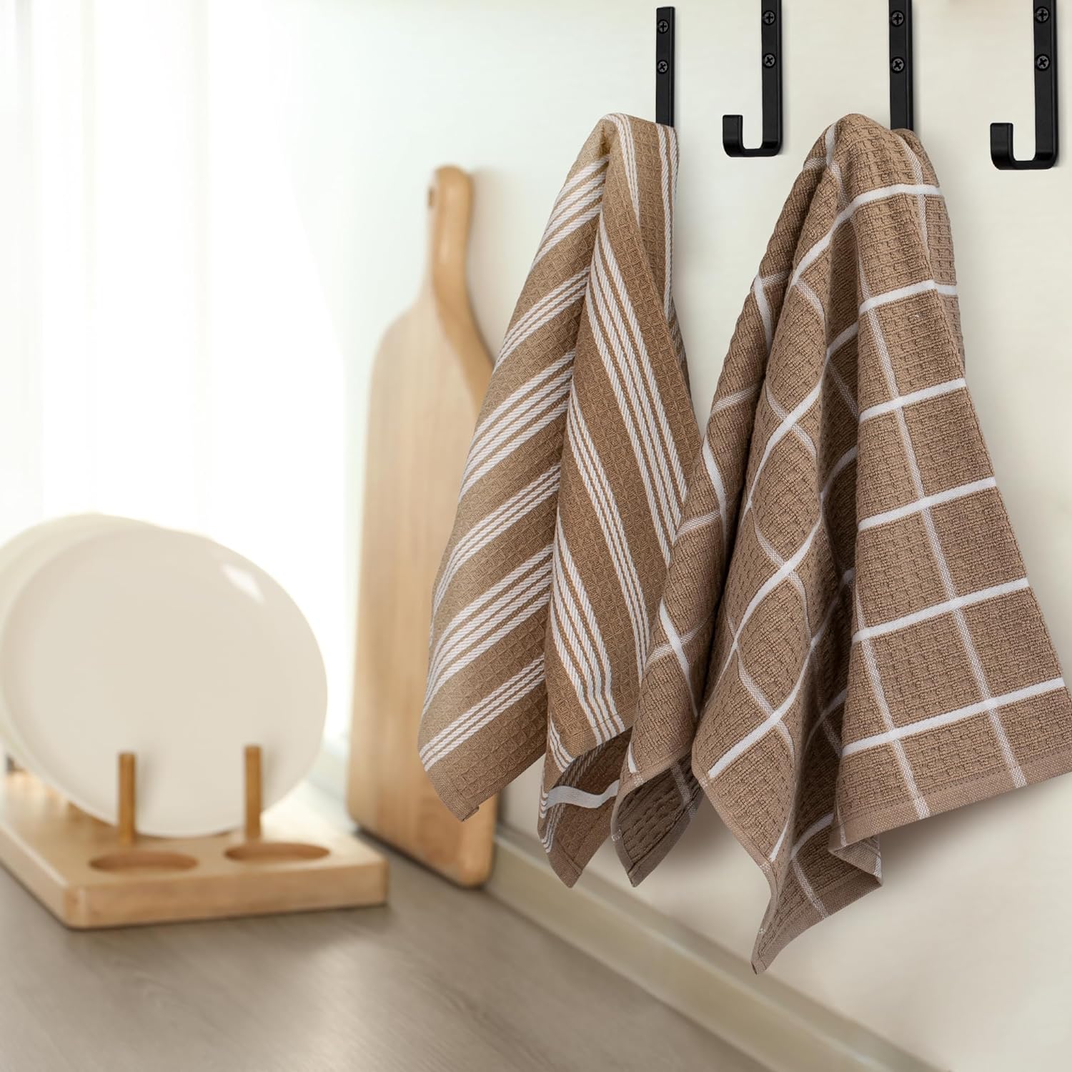 KIBAGA Elegantes ganchos para toallas de baño para montaje en pared, juego de 4 ganchos de pared de metal hermosos, resistentes y fáciles de