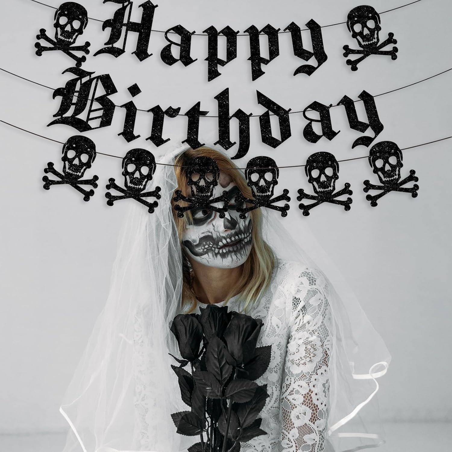 Cartel gótico de feliz cumpleaños con purpurina negra con diseño de calavera inglesa, divertida pancarta de cumpleaños funerario para fiesta de
