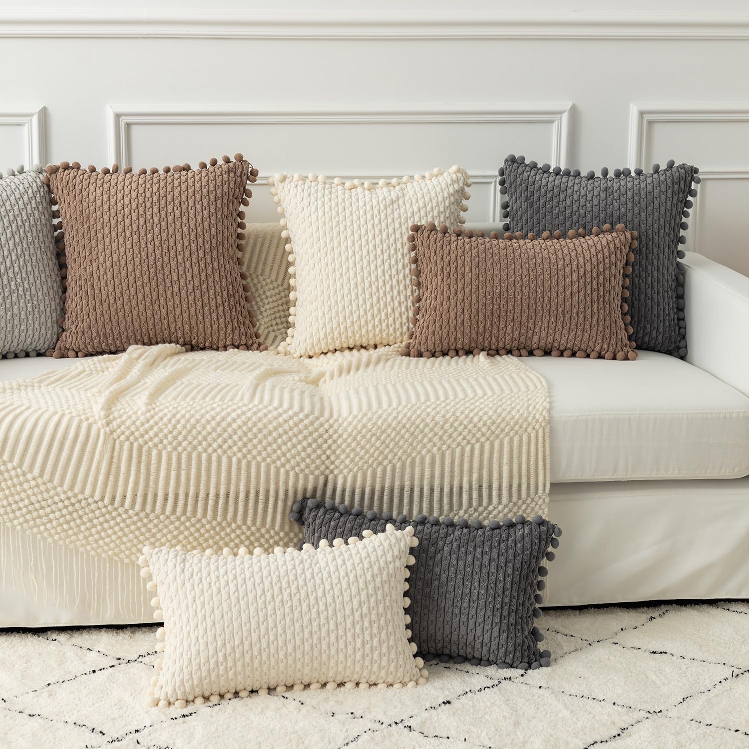 Kevin Textile – Juego de 2 fundas de almohada decorativas lumbares de color marrón claro de 12 x 20 pulgadas con pompones para sofá y cama,