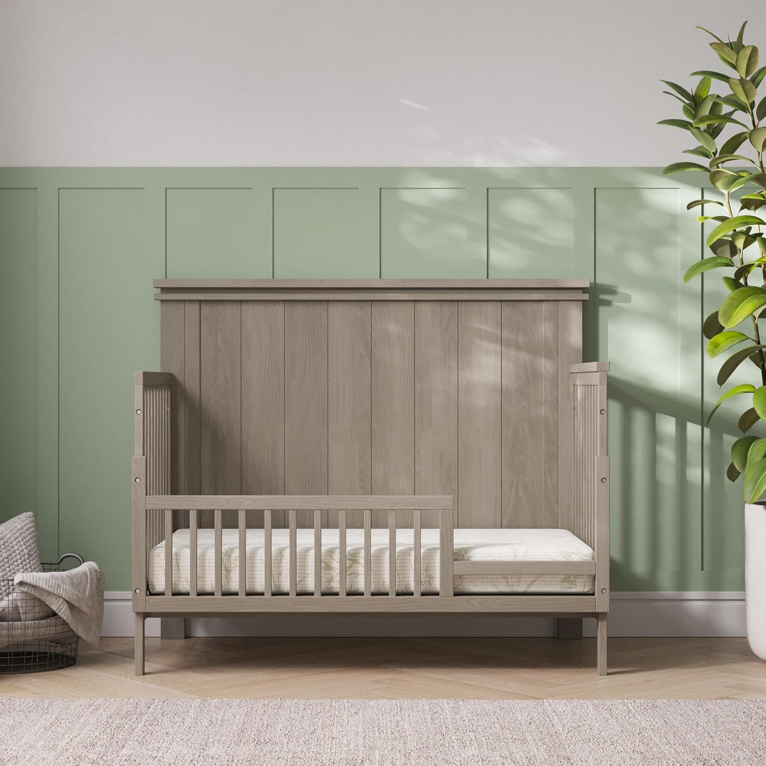 Child Craft El riel protector de cama para niños pequeños convierte la cuna convertible Denman 4 en 1 en cama para niños, hecha de madera de pino,