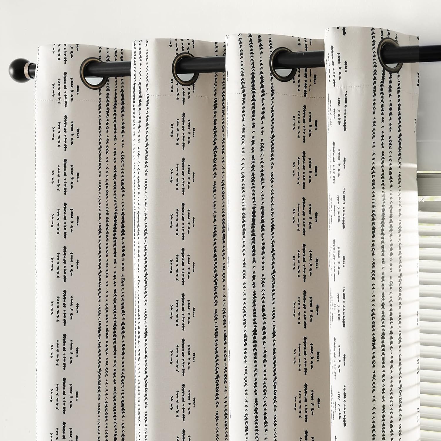 jinchan Cortinas bohemias 100% opacas de 108 pulgadas de largo para dormitorio, estampado geométrico negro sobre beige, ojales en la parte superior,