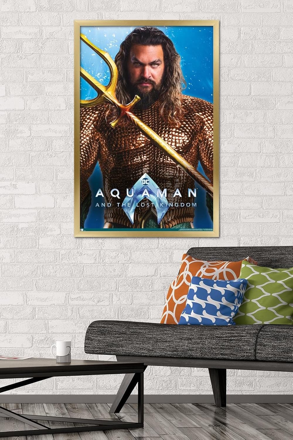 Trends International DC Comics Movie Aquaman y el Reino Perdido – Póster de pared de Aquaman, 22.37 x 34.00 pulgadas, versión enmarcada en oro