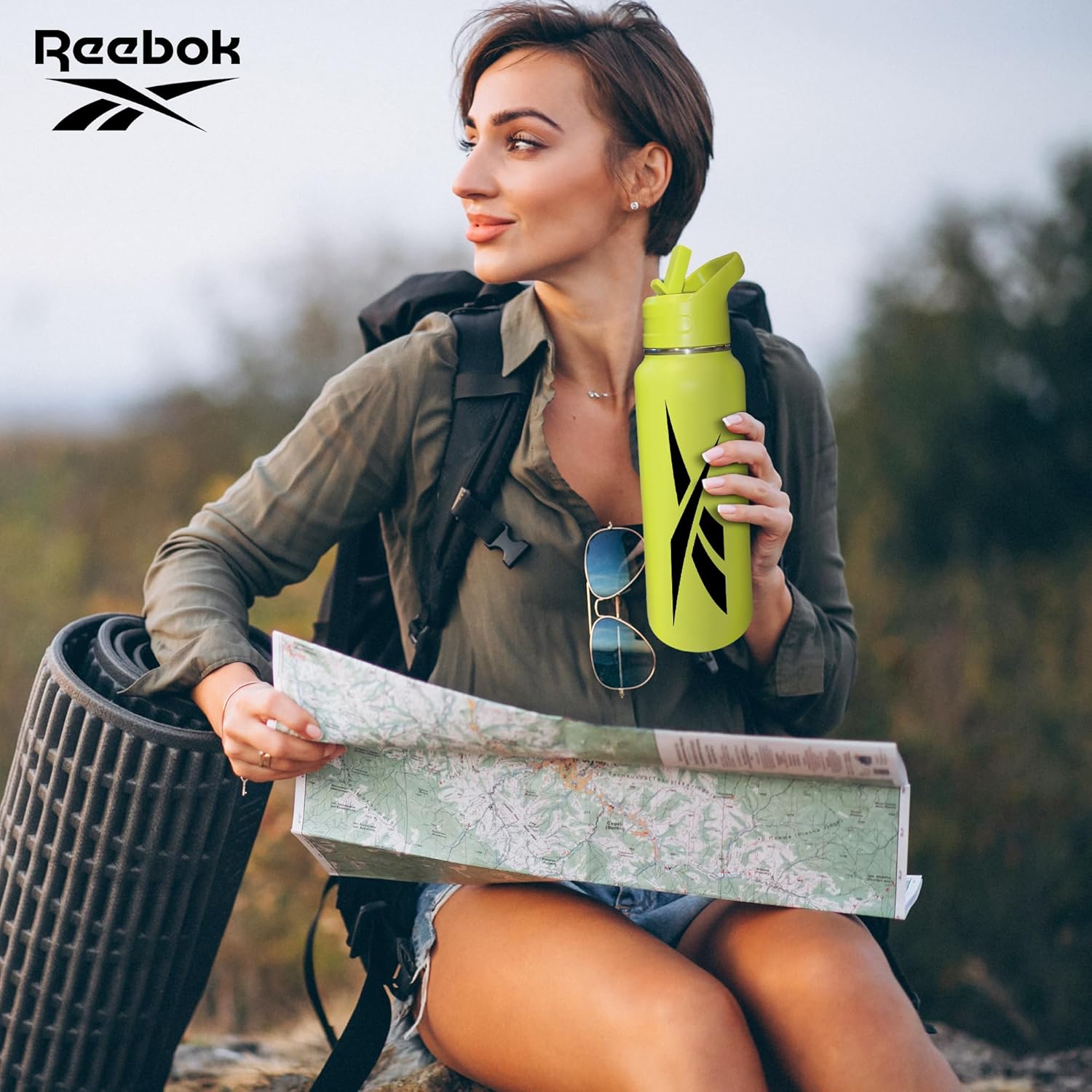 Reebok Botella de agua de acero inoxidable con tapa de popote y diseño atlético, 32 onzas, botella de agua deportiva aislada al vacío de doble pared
