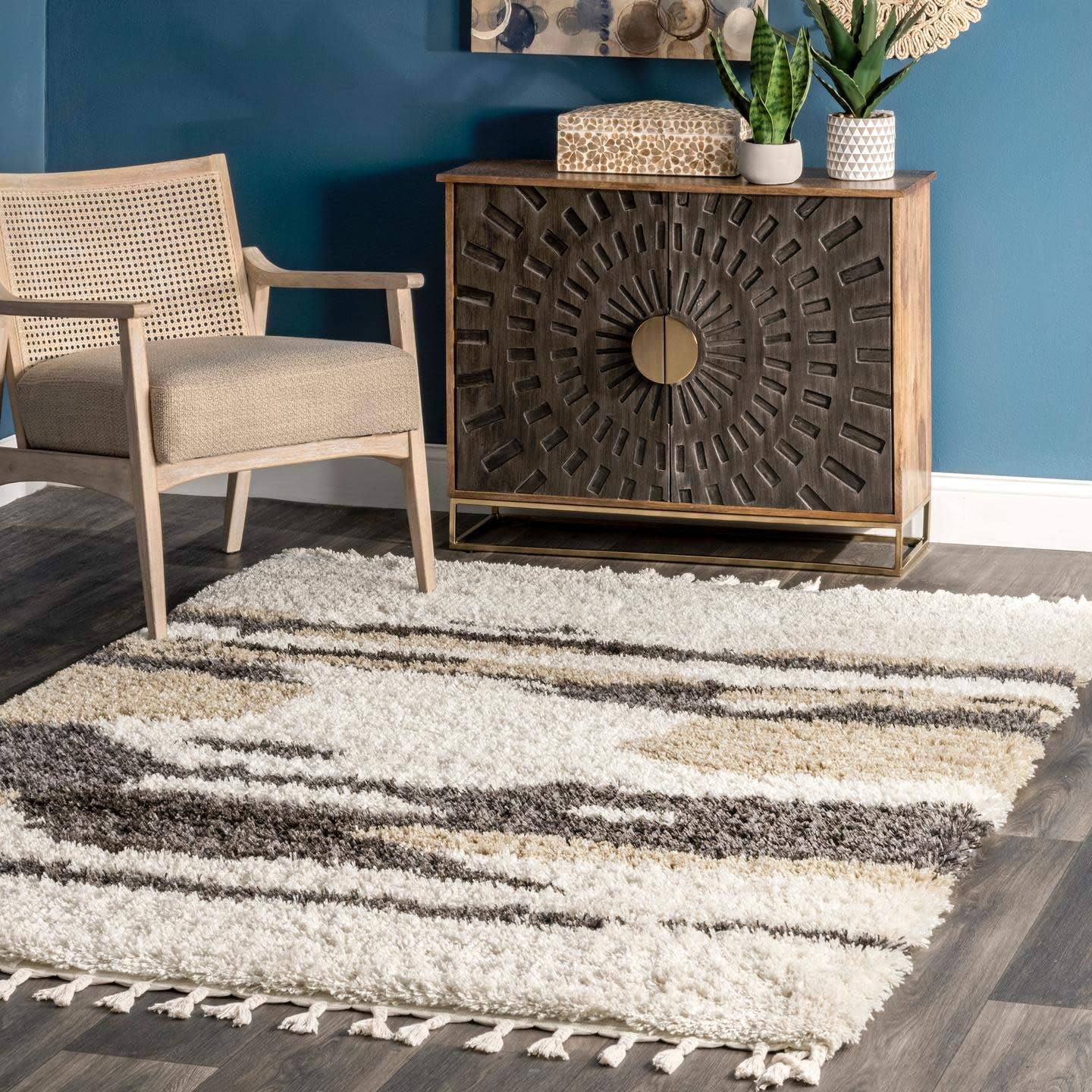 nuLOOM Elliot – Alfombra de felpa suave abstracta con borlas, 4 x 6, beige