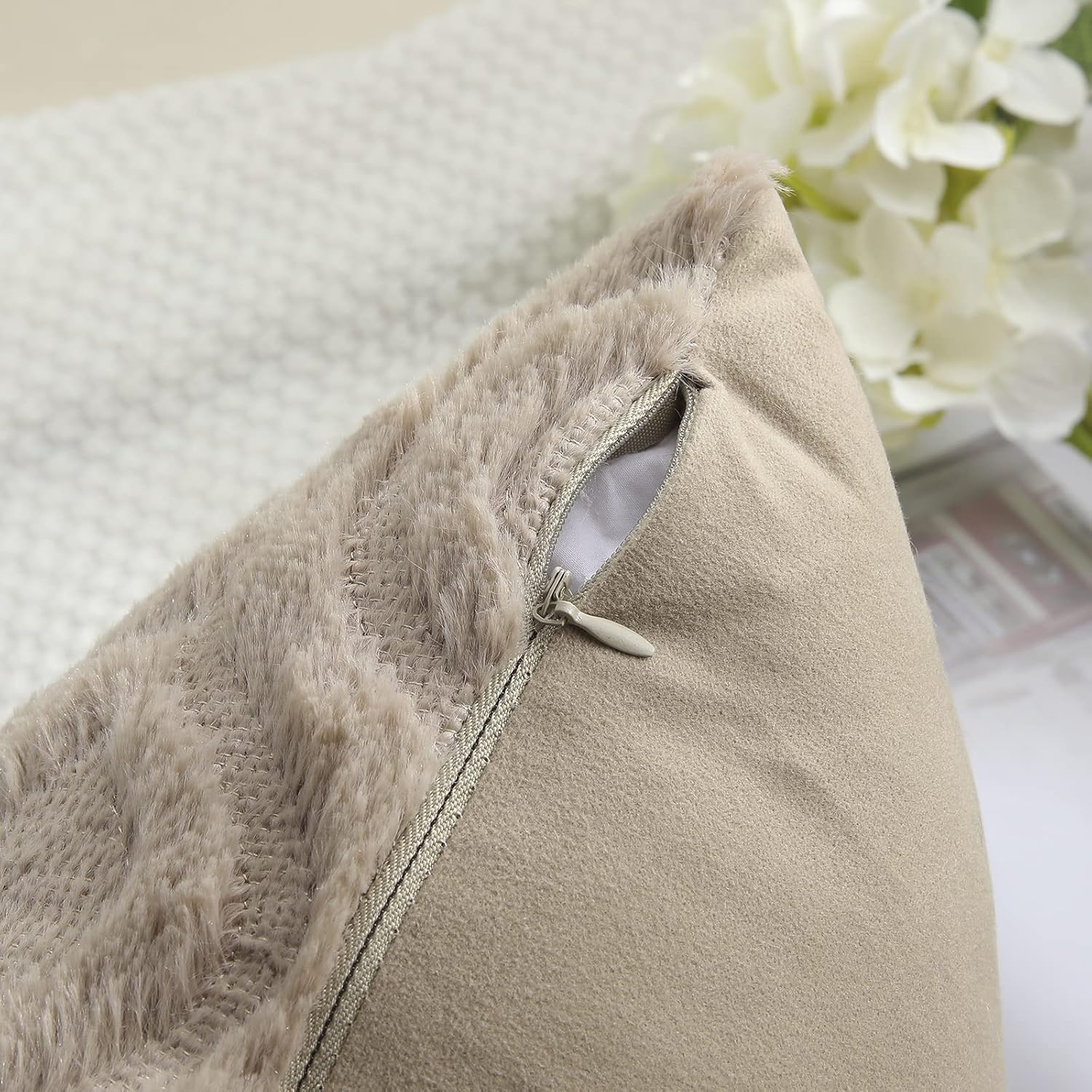 decorUhome Juego de 2 fundas de almohada decorativas de 24 x 24 pulgadas, fundas de cojín de felpa suave de lana sintética para el hogar, color caqui