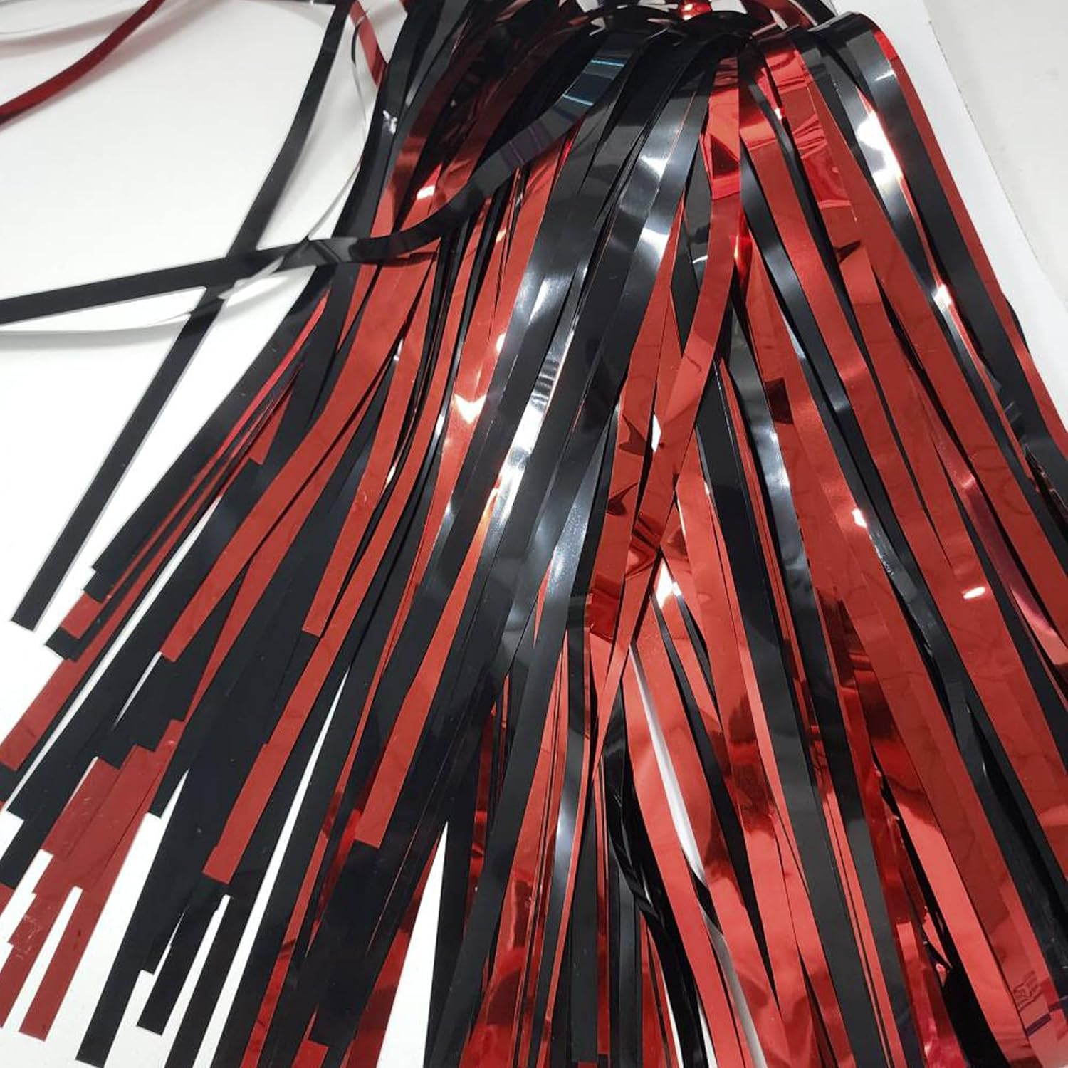 Telón de fondo de serpentinas de fiesta negro y rojo  oropel de flecos de aluminio de GREATRIL para fiesta de extrañosviernes  3.2 pies x 8.2 pies