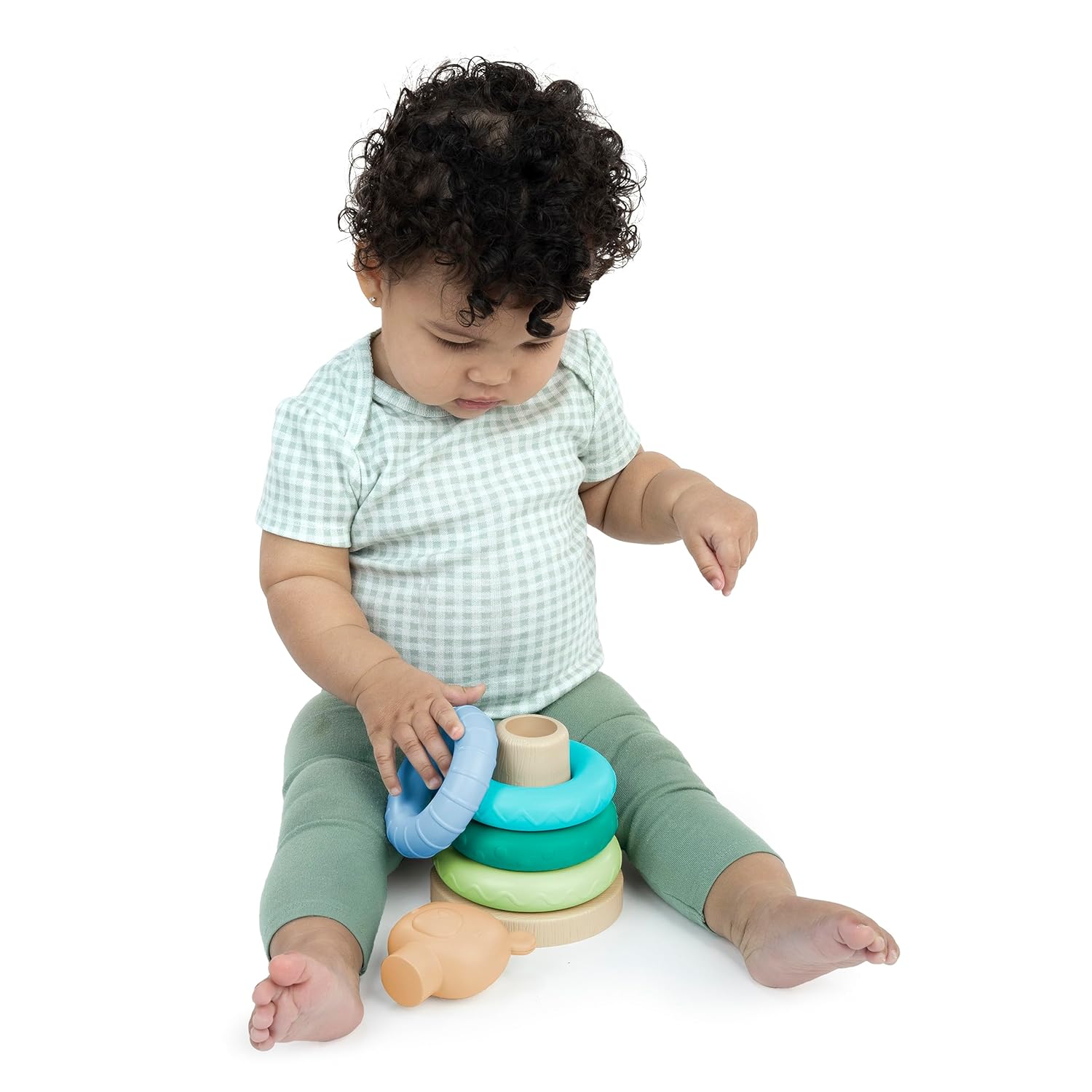 Ingenuity ity by Ingenuity Cutie Stacks, 4 anillos sin BPA, soporte de madera sintética, cubierta de oso, unisex, para edades de 6 meses en adelante